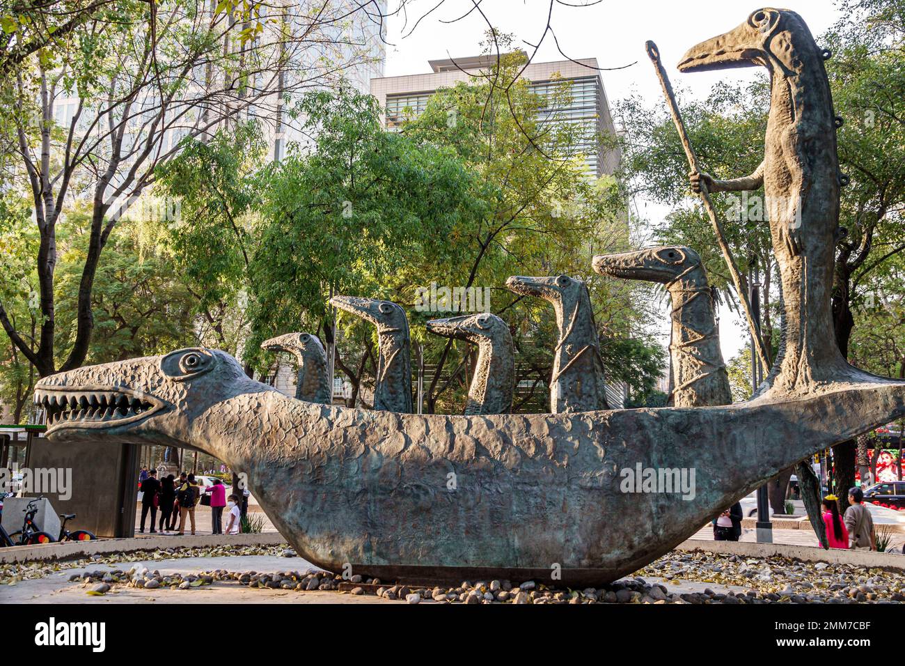 Mexico, Avenida Paseo de la Reforma, art public Cocodrilo petite sculpture surréaliste aux crocodiles par Lenora Carrington Banque D'Images