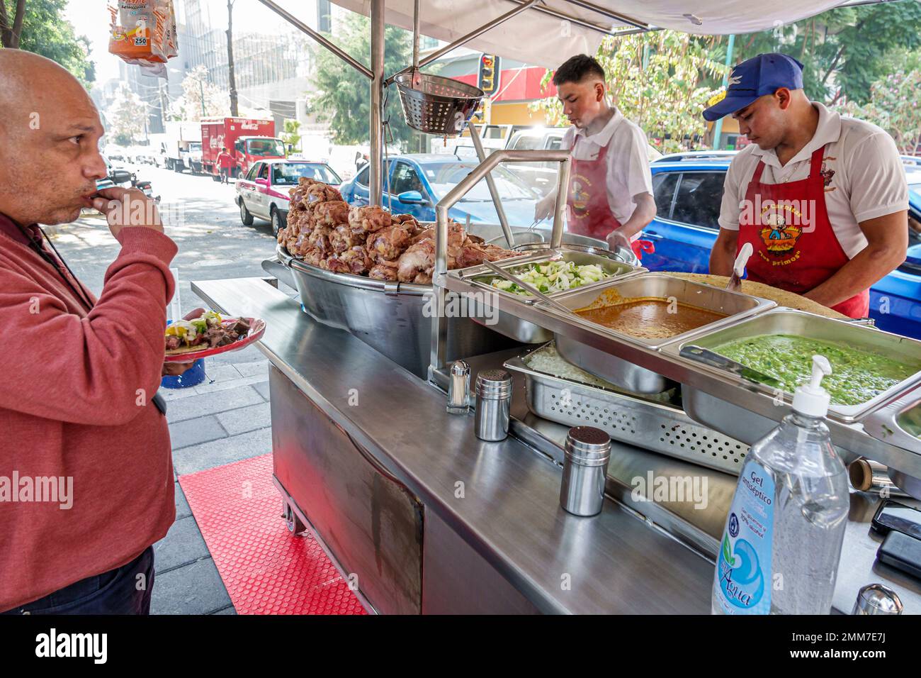 Mexico, Avenida Paseo de la Reforma, vente de nourriture de rue, cuisine de cuisine de préparation des repas, carnitas tacos, homme hommes, adultes, résidents Banque D'Images