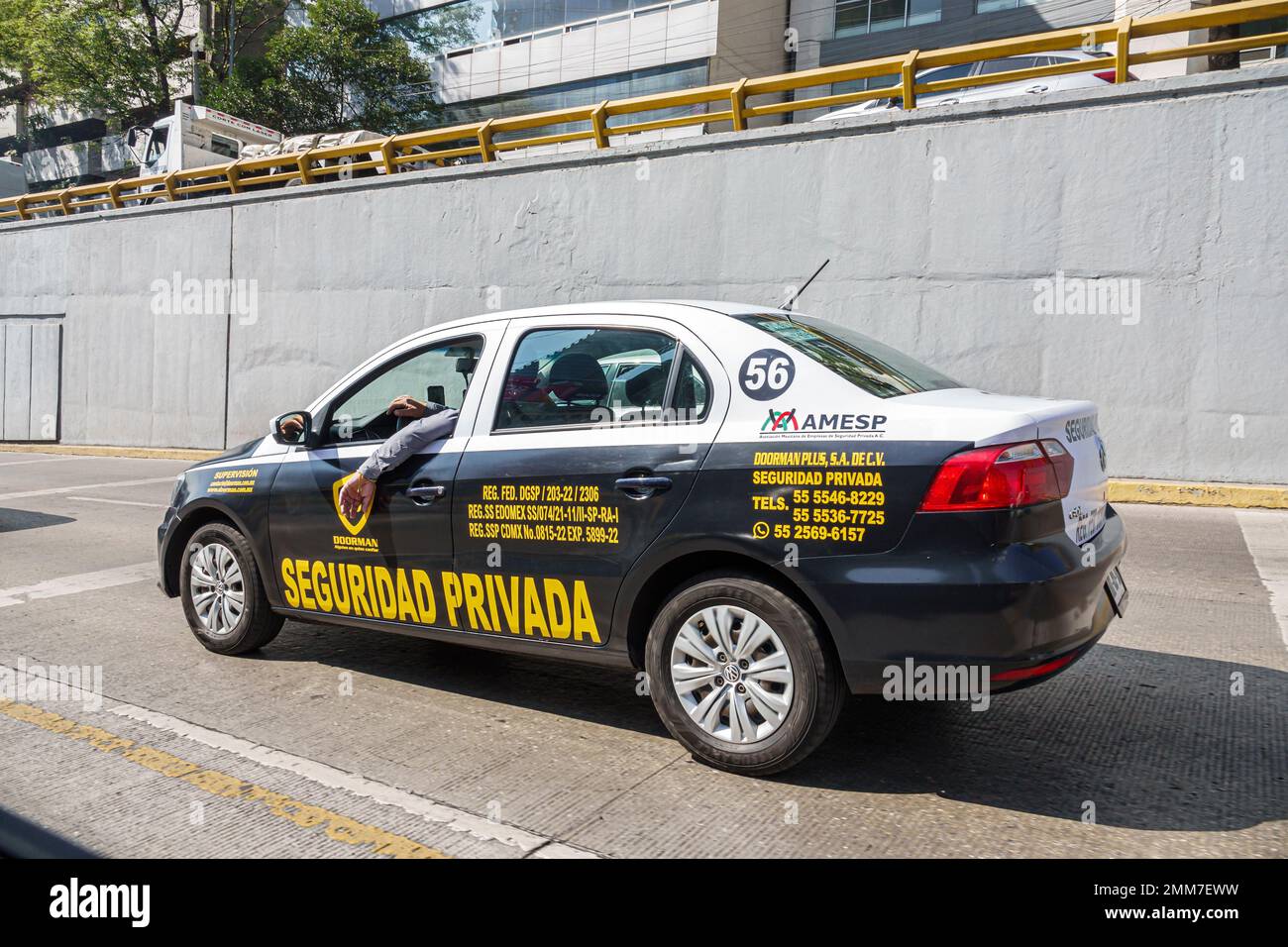 Mexico, véhicule de service de garde de sécurité privé, conducteur conduisant homme hommes, adultes, résidents, employés travailleurs travailleurs, travail Banque D'Images