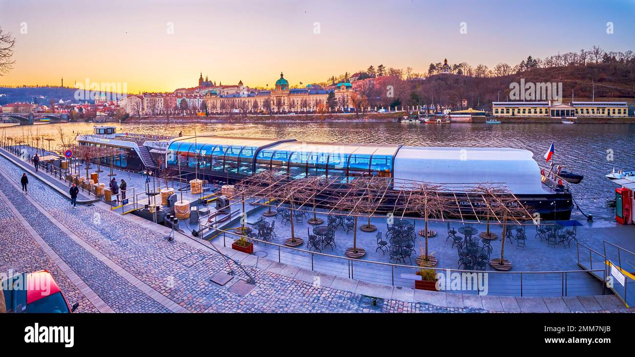 PRAGUE, TCHÉQUIE - 11 MARS 2022: Le restaurant bateau avec terrasse extérieure sur la promenade de Dvorak, sur 11 mars à Prague, Czec Banque D'Images