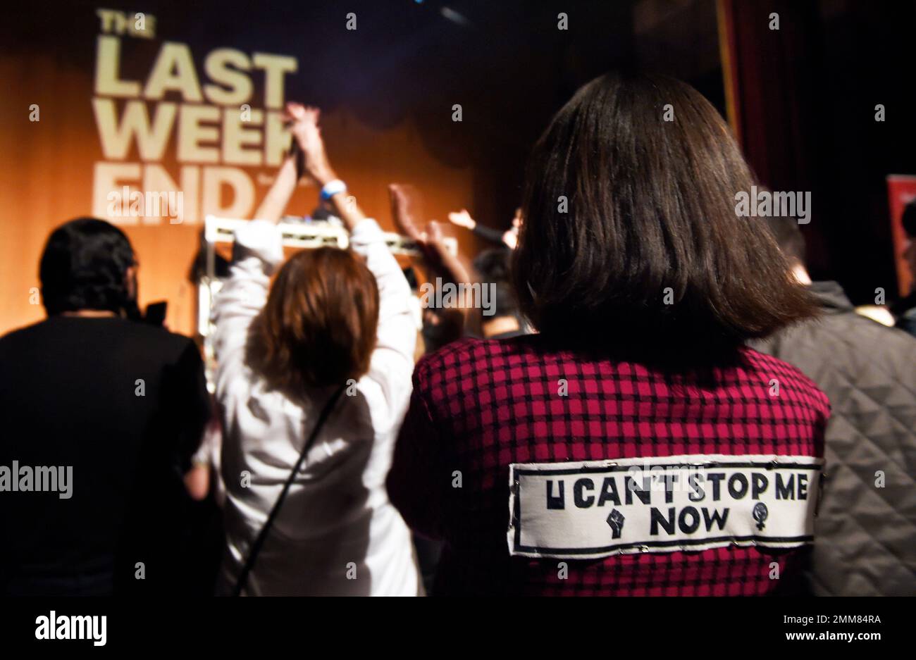 Audience members applaud during The Last Weekend Rally presented by Swing Left at the Palace Theatre, Thursday, Nov. 1, 2018, in Los Angeles. The event was organized by the progressive Swing Left political group, with the aim of spurring get-out-the-vote efforts on the last weekend before the midterm elections. (Photo by Chris Pizzello/Invision/AP) Banque D'Images