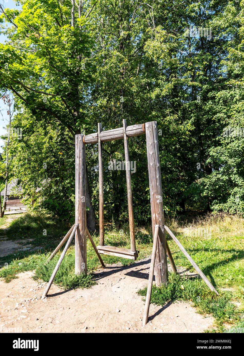 Ancienne balançoire en bois dans le village russe par une belle journée d'été Banque D'Images
