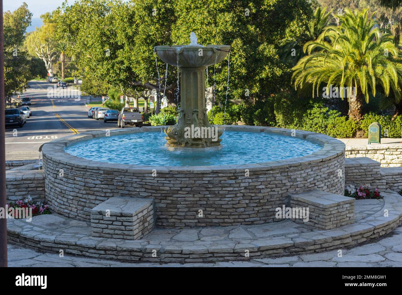 Fontaine près de la bibliothèque de Malaga Cove, présentée à Palos Verdes Estates, Californie. Banque D'Images