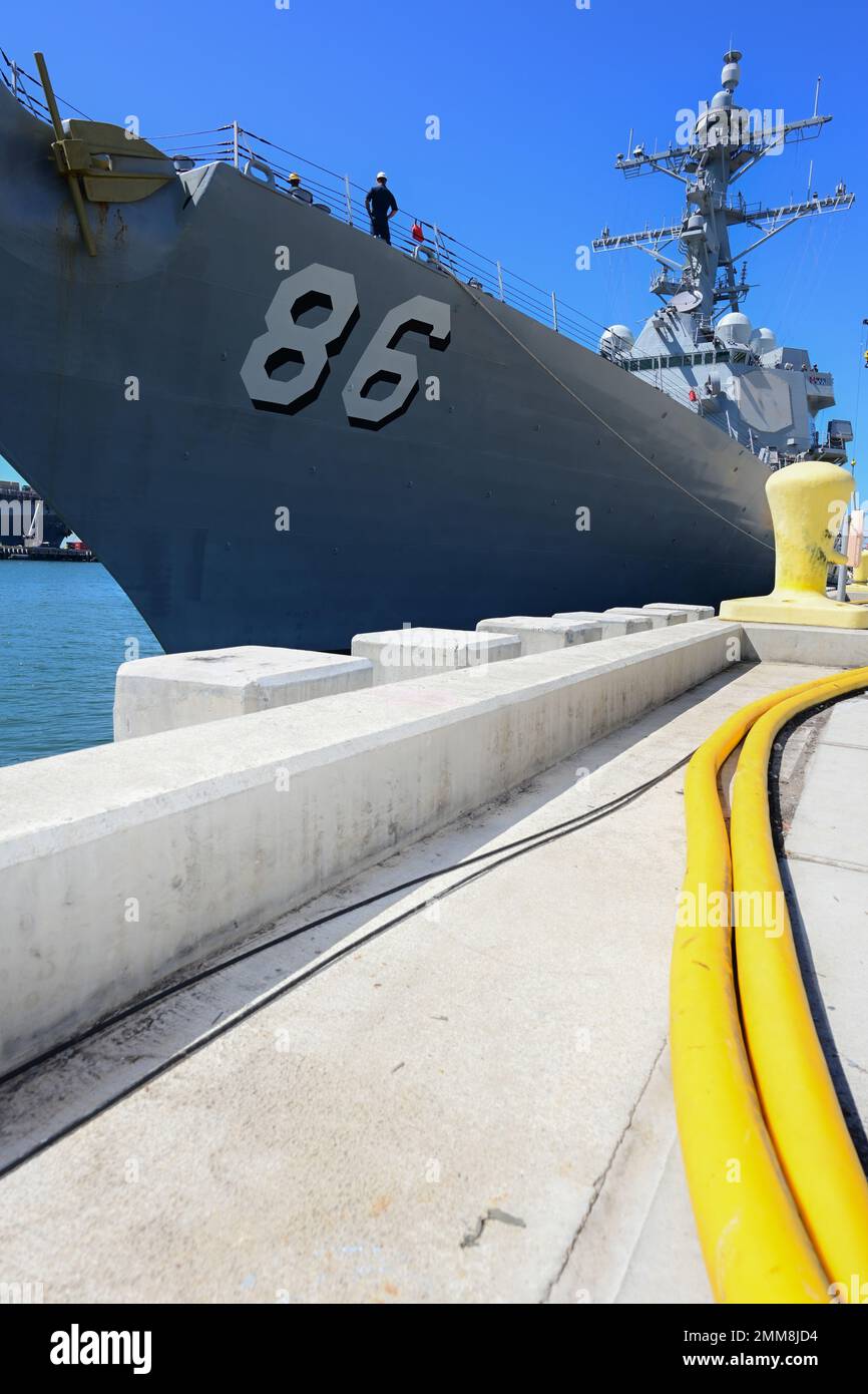 Le destroyer à missiles guidés de classe Arleigh Burke USS Shoup (DDG 86) alors qu'il était amarré à la base navale de San Diego, le 15 septembre 2022. Shoup se prépare à participer à un exercice Live Fire with A Purpose. Banque D'Images