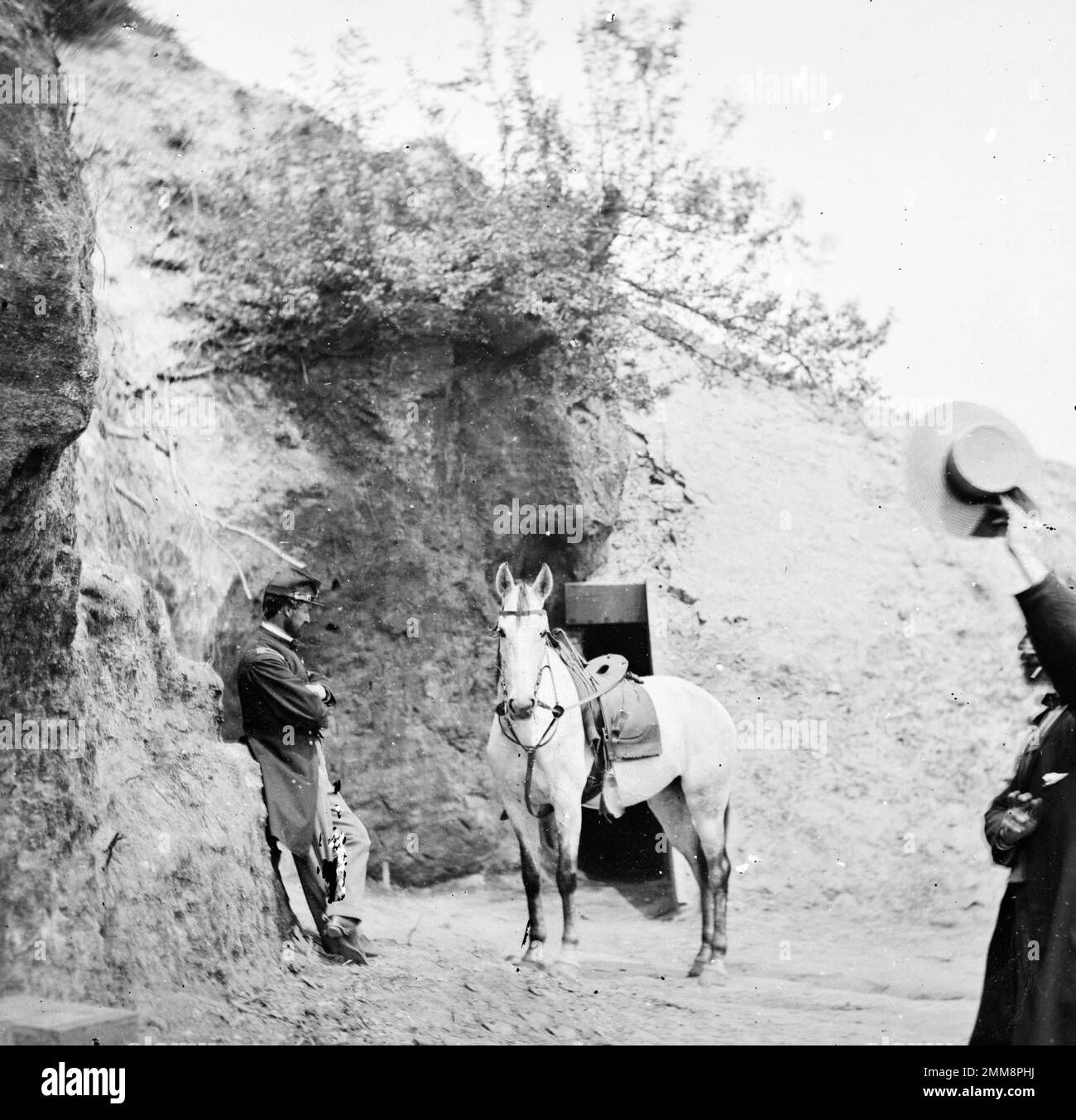 La grotte Cornwallis qui a été utilisée comme un magazine de poudre par les Confédérés pendant le siège de Yorktown en 1862 pendant la guerre de Sécession. Le cheval est le cheval 'Sesesh' du capitaine Perkin capturé dans la grotte de Cornwallis, le siège de Yorktown a été combattu de 5 avril à 4 mai 1862. La bataille n'a pas été concluante car les forces de conférence se sont retirées de leurs positions la nuit, s'échappant intacte à Williamsberg. Banque D'Images