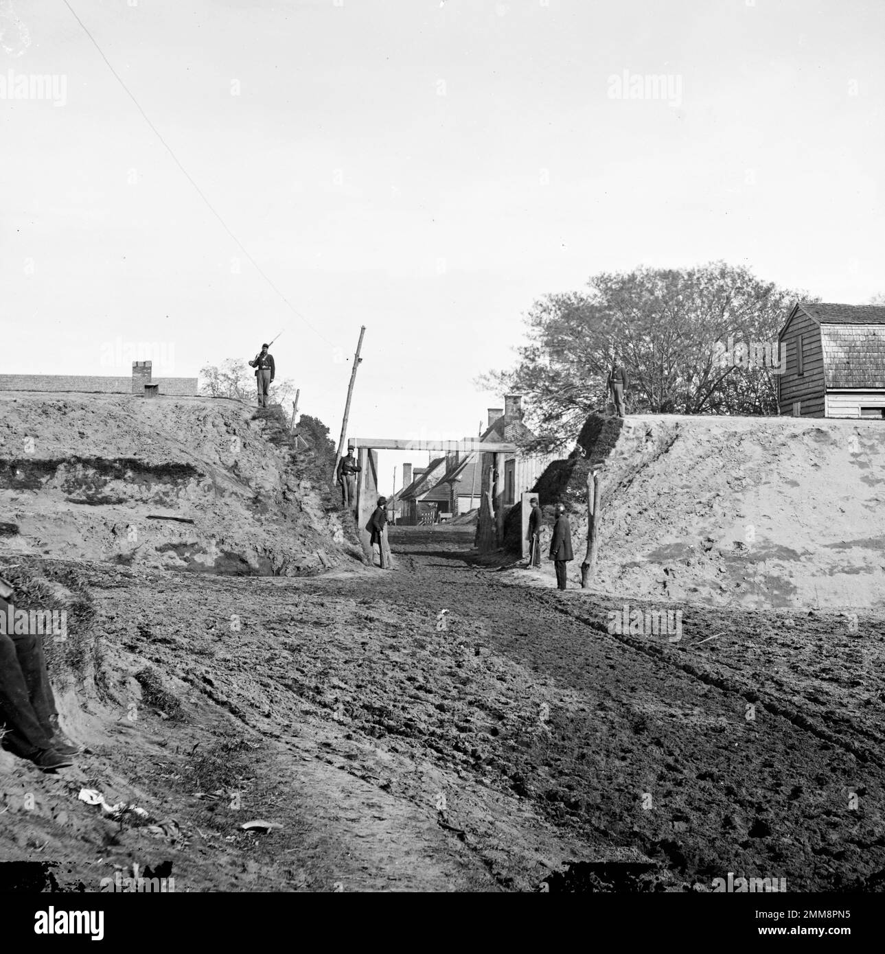 Sally port dans le centre du point sud-ouest des enchâssements autour de la ville de Yorktown en Virginie pendant la guerre de Sécession. Le siège de Yorktown a été combattu de 5 avril à 4 mai 1862. La bataille n'a pas été concluante car les forces de conférence se sont retirées de leurs positions la nuit, s'échappant intacte à Williamsberg. Banque D'Images