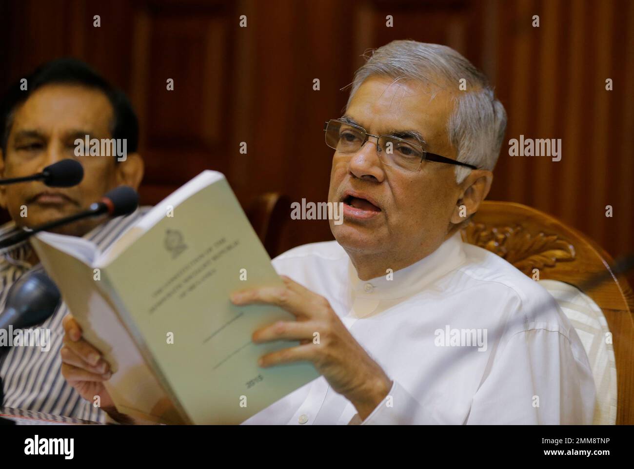 Sri Lanka's sacked prime minister Ranil Wickremesinghe holds a copy of the constitution of Sri Lanka as he attends a media briefing at his official residence in Colombo, Sri Lanka, Monday, Oct. 29, 2018. (AP Photo/Eranga Jayawardena) Banque D'Images