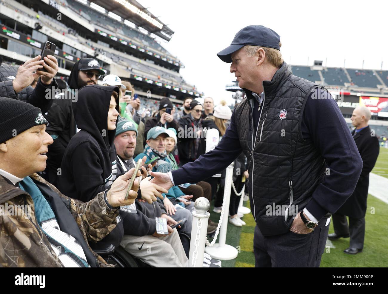 Philadelphie, États-Unis. 28th janvier 2023. Le commissaire de la NFL, Roger Goodell, rencontre des fans avant le début du match de championnat NFC avec les San Francisco 49ers contre les Eagles de Philadelphie au Lincoln Financial Field à Philadelphie, en Pennsylvanie, dimanche, 29 janvier 2023. Photo de John Angelillo/UPI crédit: UPI/Alay Live News Banque D'Images