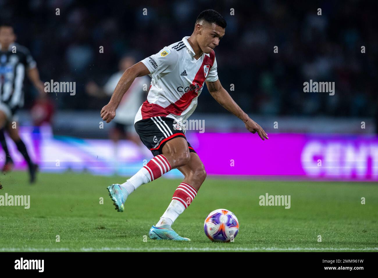 SANTIAGO DEL ESTERO, ARGENTINE, 28 janvier 2023: Marcelo Andres Herrera Mansilla Barrios de River plate control ball pendant le Torneo Binance 2023 de la Ligue Argentine, match professionnel entre Central Cordoba et River plate au stade Único Madre de Ciudades à Santiago del Estero, Argentine, le 28 janvier 2023. Photo de SSSI Banque D'Images