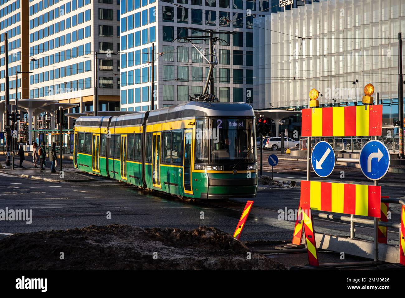 Tram 412 sur la ligne 2 dans le quartier de Pasila à Helsinki, Finlande Banque D'Images