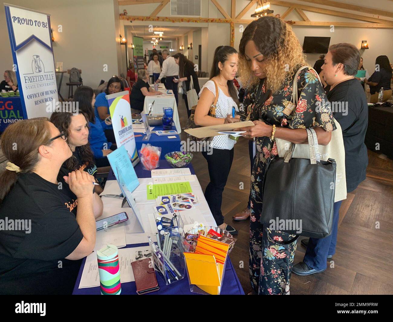 Les conjoints militaires se mettent en contact avec des employeurs éventuels à l'exposition professionnelle MilSpo, en septembre 15. Les demandeurs d'emploi sont venus à l'expo pour gagner du temps en face avec les employeurs, faire examiner leur CV avec des conseillers de carrière certifiés, obtenir des conseils professionnels pour leur présence en ligne et obtenir des conseils et des outils de diverses séances en petits groupes, tous conçus pour les aider à naviguer dans le processus de recherche d'emploi. Banque D'Images