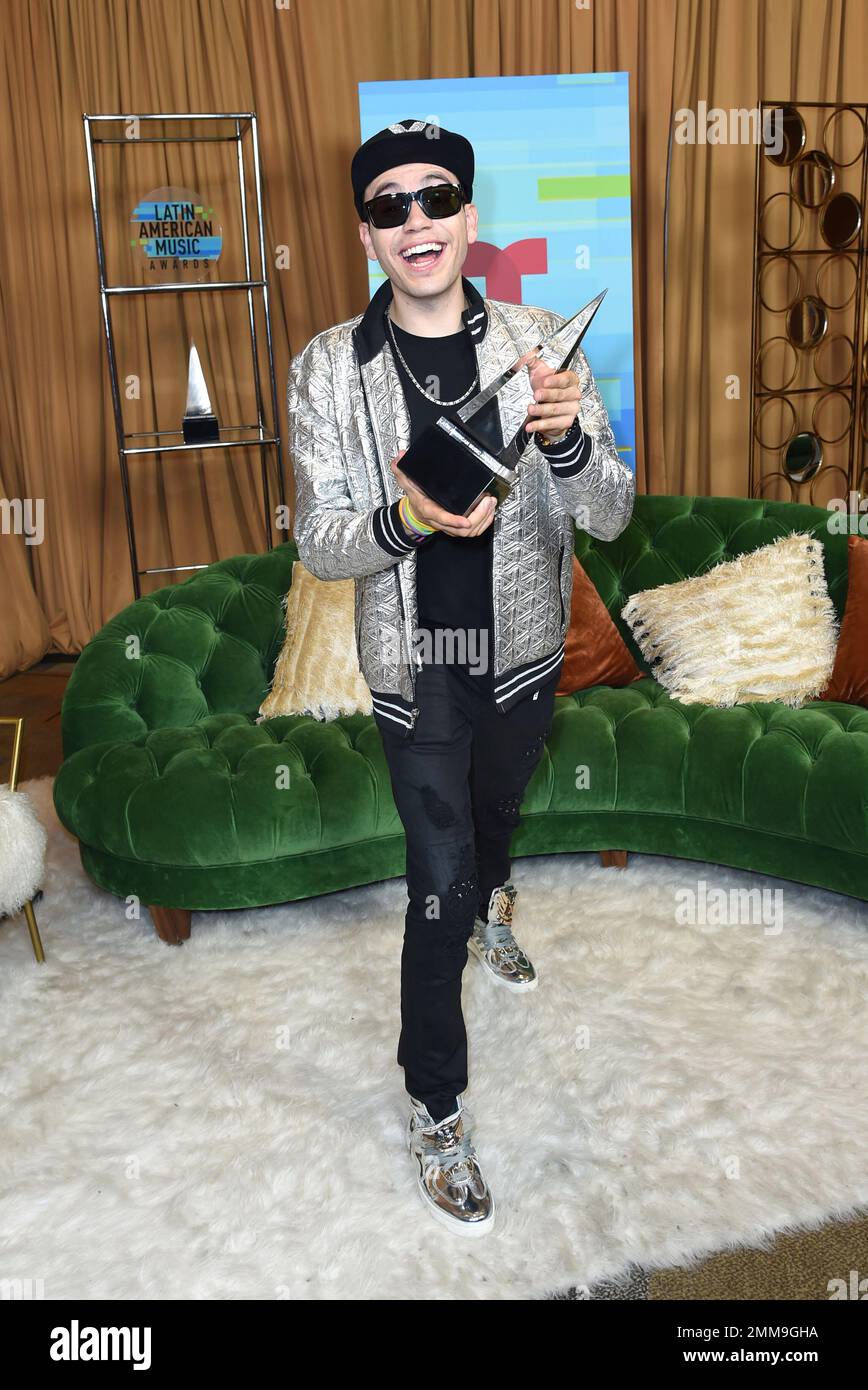 Raymix poses backstage with the award for favorite regional Mexican song for "Oye Mujer" at the Latin American Music Awards at the Dolby Theatre on Thursday, Oct. 25, 2018, in Los Angeles. (Photo by Richard Shotwell/Invision/AP) Banque D'Images
