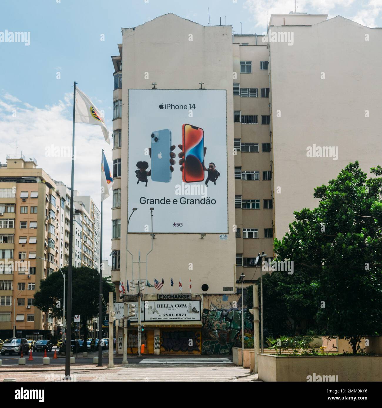 Un panneau publicitaire pour le dernier iPhone d'Apple, l'iPhone 14 Pro à Rio de Janeiro, Brésil Banque D'Images