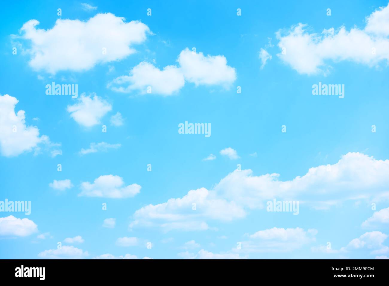 Nuages blancs dans le ciel bleu clair - fond, paysage nuageux Banque D'Images