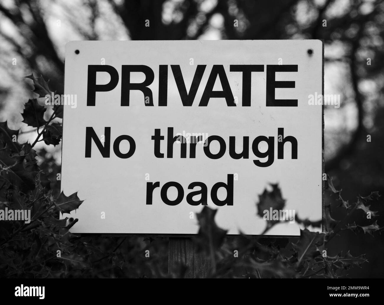 Un panneau dans la campagne britannique insistant sur le fait qu'il s'agit d'une route privée et qu'il n'y a pas d'accès autorisé Banque D'Images