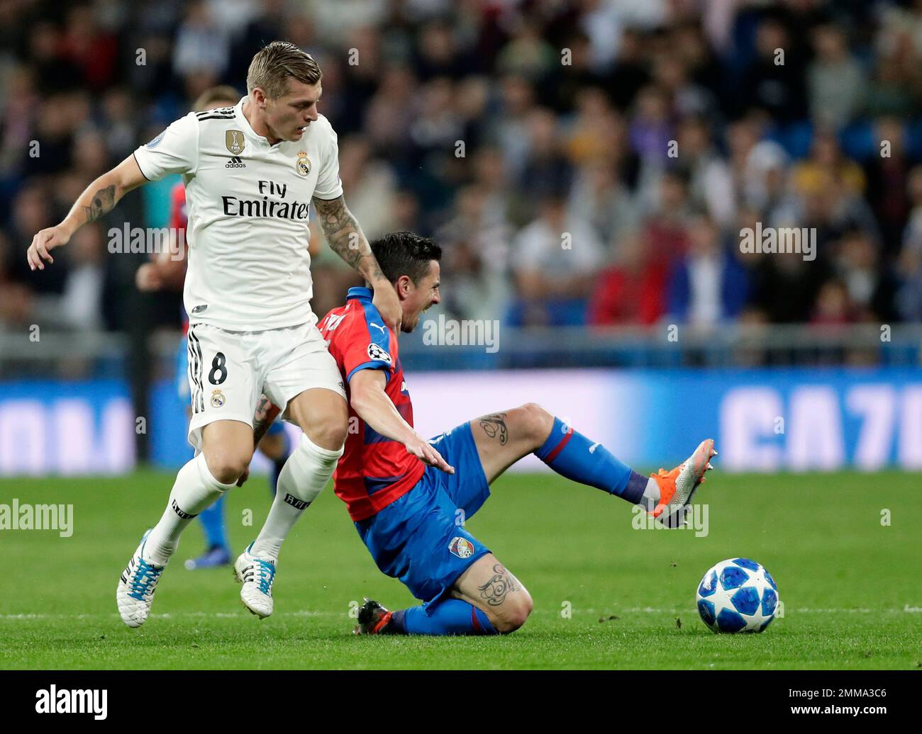 Real midfielder Toni Kroos, left, duels for the ball with Plzen midfielder Milan Petrzela during a Group G Champions League soccer match between Real Madrid and Viktoria Plzen at the Santiago Bernabeu stadium in Madrid, Spain, Tuesday Oct. 23, 2018. (AP Photo/Manu Fernandez) Banque D'Images