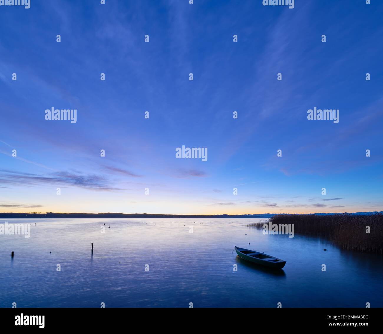 Bateau au lever du soleil sur le lac Ammer, Schondorf, haute-Bavière, Bavière, Allemagne Banque D'Images