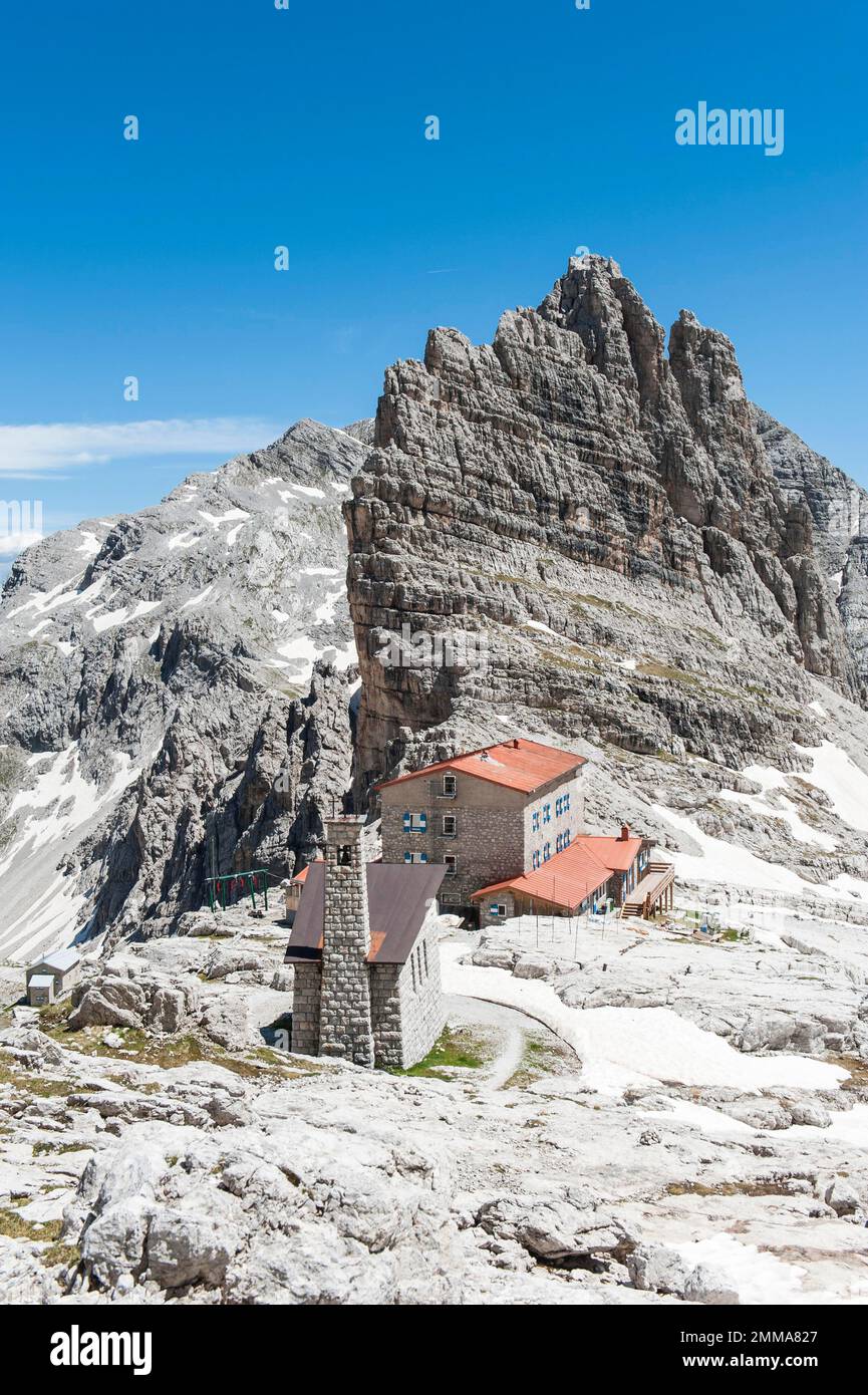 Refuge alpin Rifugio Pedrotti et chapelle avec rocher Croz del Rifugio (2568 m), cabane Pedrotti, massif Brenta, Dolomites Brenta, près de Molveno, Malfein Banque D'Images