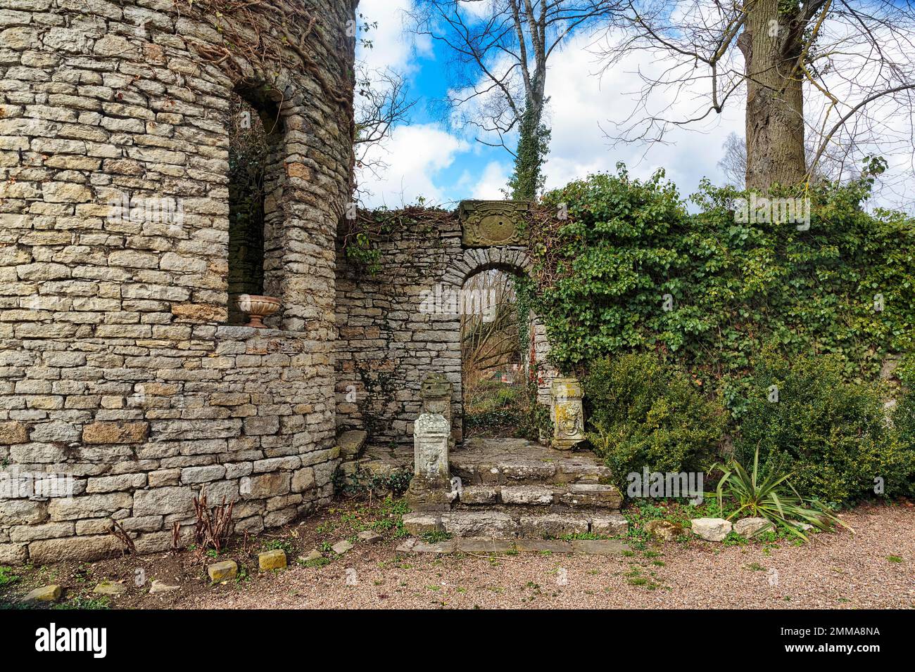 Tour et mur avec porte au jardin baroque, Château du Rheder, Brakel, Parc naturel des montagnes Egge de la forêt de Teutoburg, Allemagne Banque D'Images