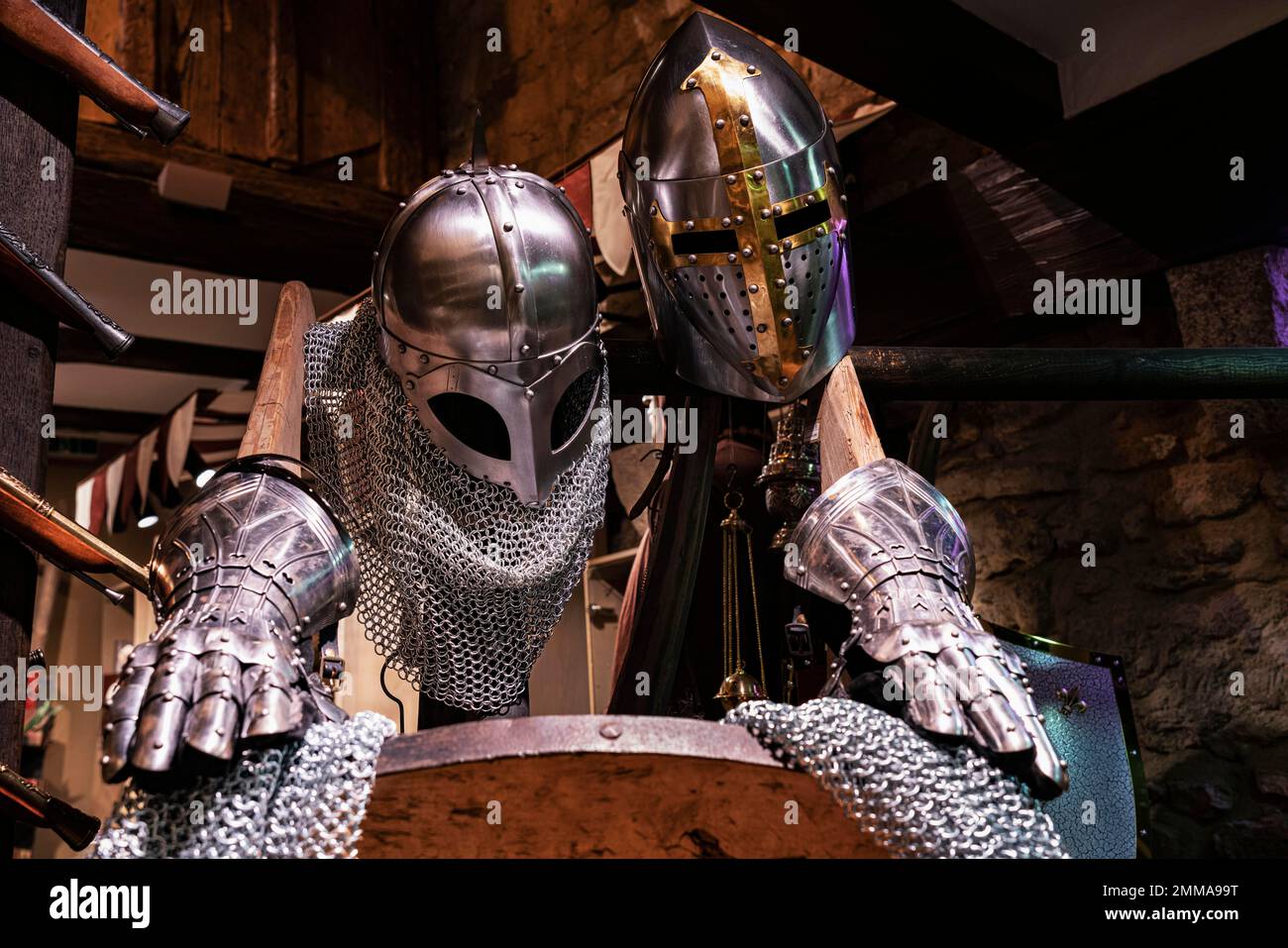 Casques de Chevalier, armurerie, Rothenburg ob der Tauber, petite ville médiévale, Franconie Banque D'Images