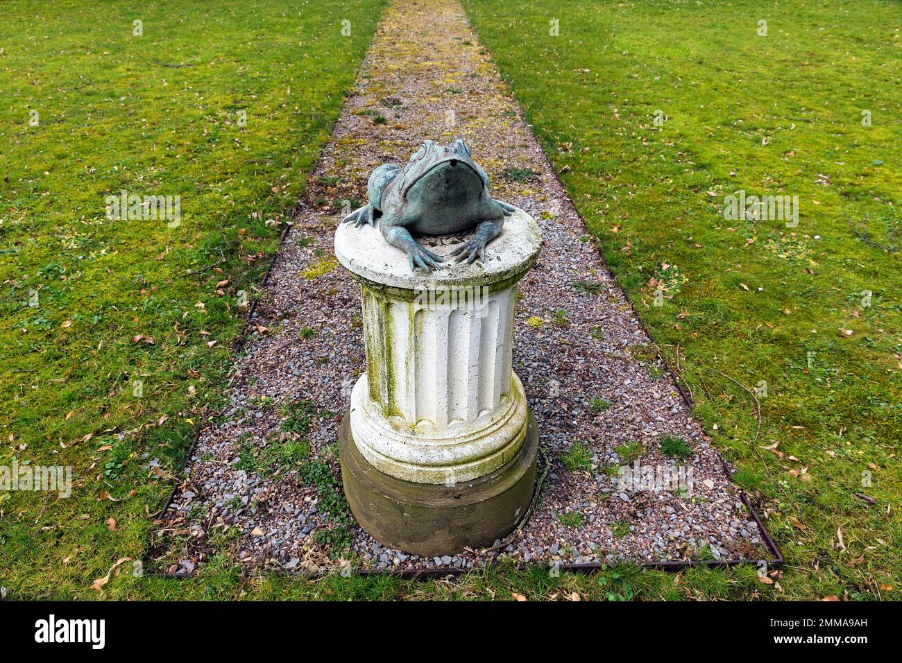 Colonne avec crapaud de sculpture, grenouille sur chemin de gravier, jardin baroque, château de Rheder, Brakel, parc naturel de la forêt de Teutoburg Egge Mountains, Allemagne Banque D'Images