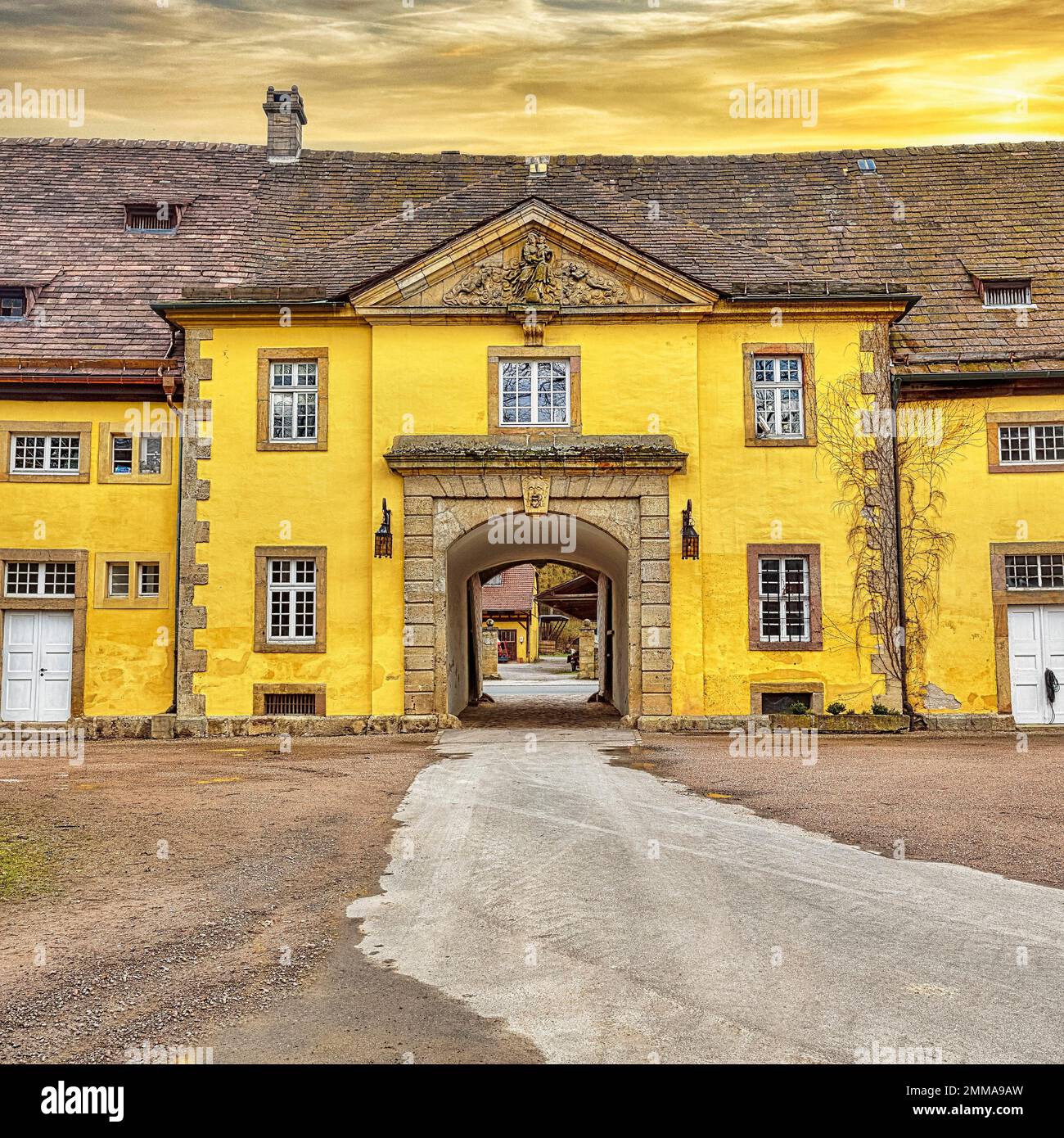 Porte dans le château extérieur peint en jaune, route d'accès au château de Rheder, Brakel, parc naturel de la forêt de Teutoburg, Allemagne Banque D'Images