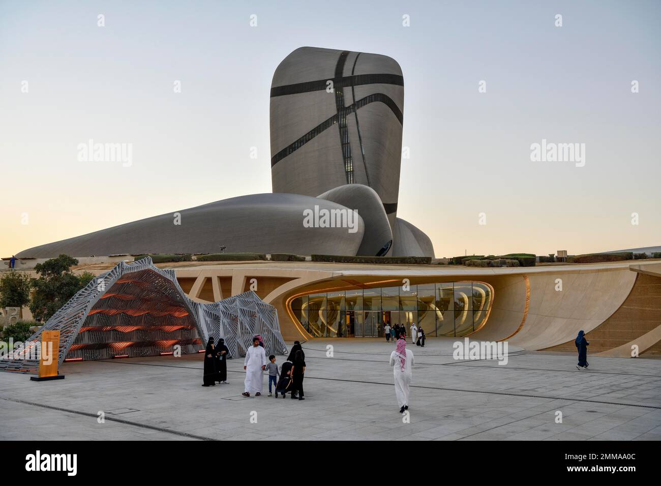 King Abdulaziz Centre for World Culture, également connu sous le nom d'Ithra, musée, bibliothèque et lieu, Dhahran, province de Ash-Sharqiyya, Golfe persique, Arabie Saoudite Banque D'Images