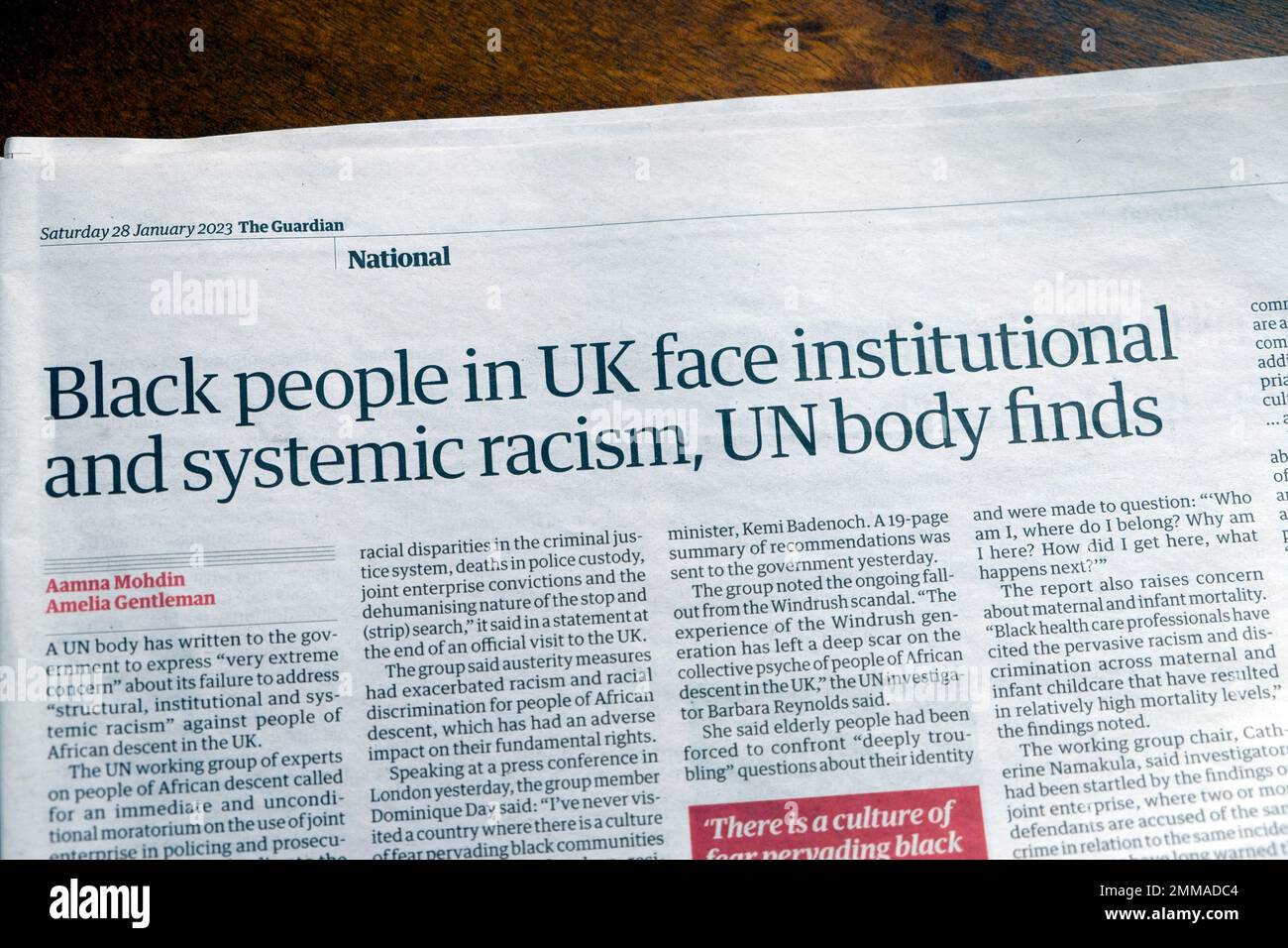 "Les Noirs au Royaume-Uni sont confrontés à un racisme institutionnel et systémique, un body reasees" Guardian article en tête 27th janvier 2023 Londres Angleterre Royaume-Uni Banque D'Images