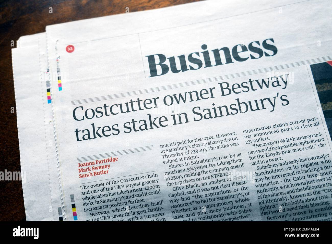 Bestway, le propriétaire du Costcutter, prend des participations dans le journal The Guardian de Sainsbury's" titre Section Entreprises supermarché article 27 janvier 2023 Londres Royaume-Uni Banque D'Images