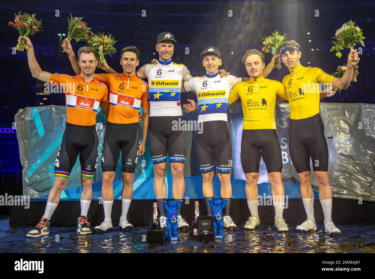 Berlin, Allemagne. 29th janvier 2023. Cyclisme : course de six jours à Berlin, Madison Chase, finale, hommes, Velodrom. Yoeri Havik (l-r) et Vincent Hoppezak des pays-Bas, les lauréats Roger Kluge et Theo Reinhardt d'Allemagne et Jan-Willem van Schip et Philip Heijnen des pays-Bas se réunissent lors de la cérémonie de remise des prix. Credit: Andreas Gora/dpa/Alay Live News Banque D'Images