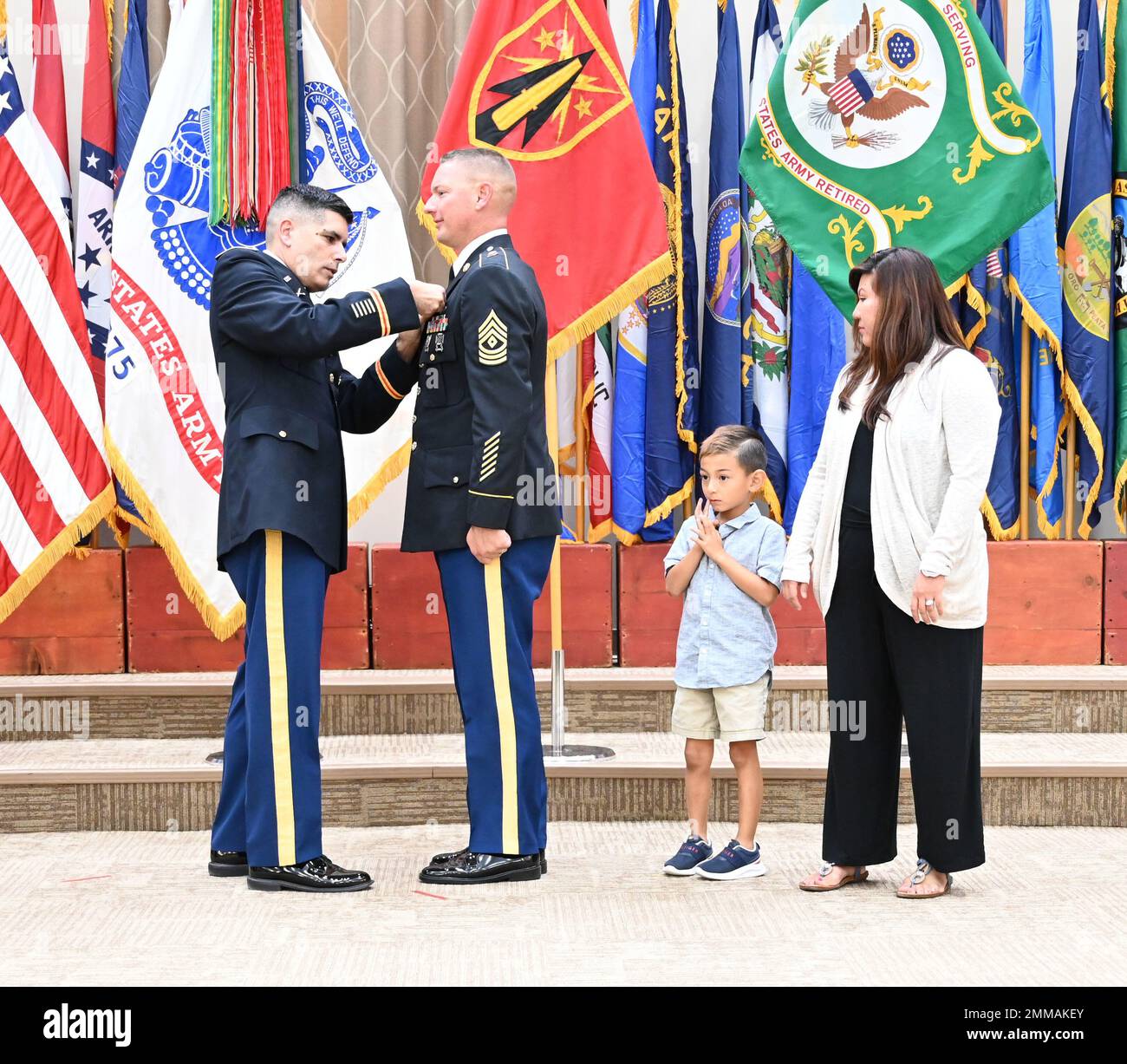 1st Sgt. Cérémonie de retraite Charles L. Johnson, 30th Brigade d'artillerie de défense aérienne, Bureau du Commandant de l'artillerie de défense aérienne, fort Sill, Oklahoma. 1st Sgt. Charles L. Johnson a pris sa retraite aujourd'hui après 20 années de service dans l'armée américaine. Sa présence en tant que soldat enrôla dans la communauté de la Défense aérienne est une présence qui ne sera pas bientôt oubliée. Johnson a passé plus de 8 ans en poste à fort Sill, Oklahoma, et a énormément contribué à la mission de défense aérienne en servant comme Sgt. De 1st pour l'artillerie de défense aérienne de 30th et en dirigeant des troupes vers des carrières d'excellence tout en servant Banque D'Images