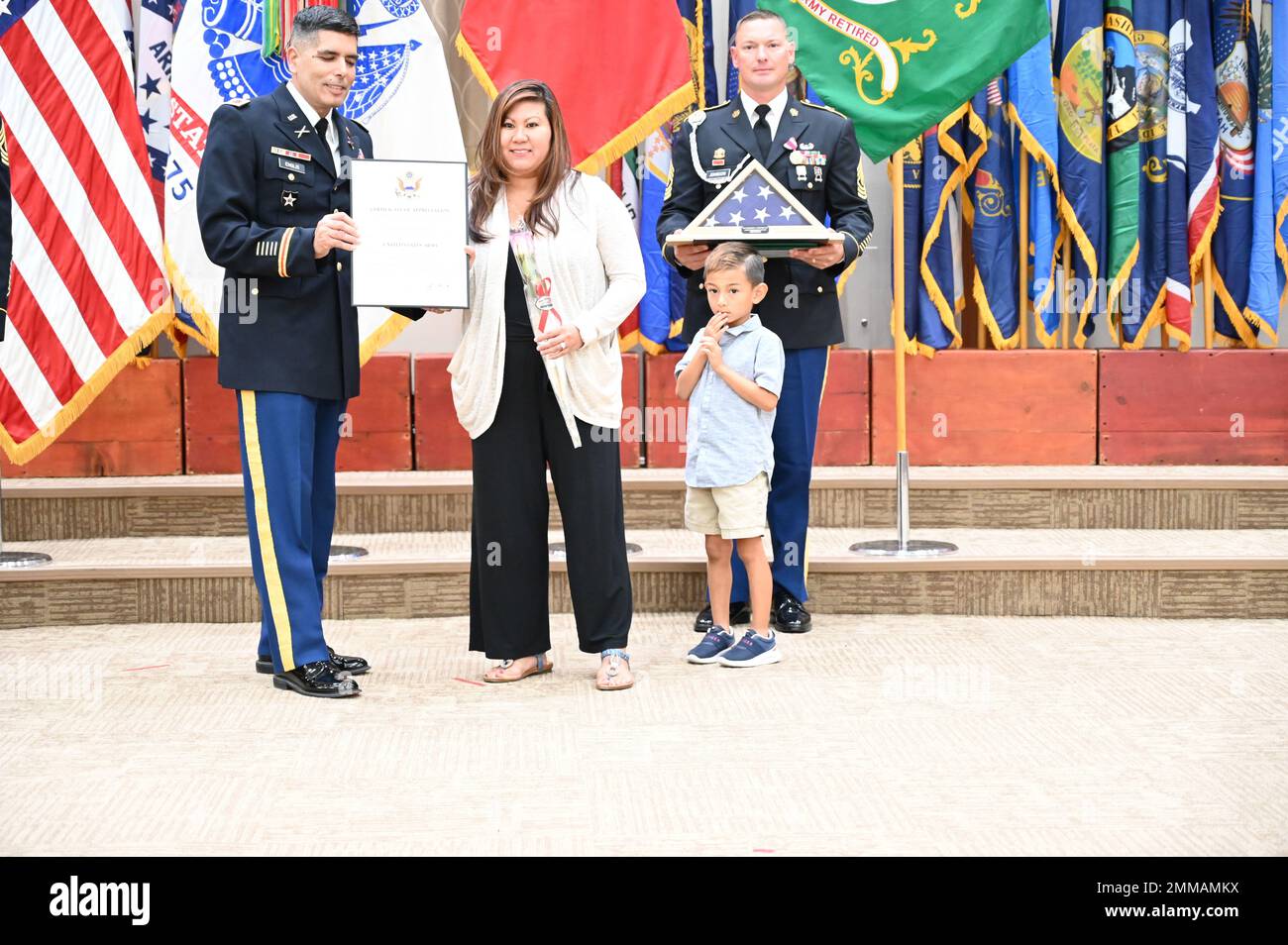 1st Sgt. Cérémonie de retraite Charles L. Johnson, 30th Brigade d'artillerie de défense aérienne, Bureau du Commandant de l'artillerie de défense aérienne, fort Sill, Oklahoma. 1st Sgt. Charles L. Johnson a pris sa retraite aujourd'hui après 20 années de service dans l'armée américaine. Sa présence en tant que soldat enrôla dans la communauté de la Défense aérienne est une présence qui ne sera pas bientôt oubliée. Johnson a passé plus de 8 ans en poste à fort Sill, Oklahoma, et a énormément contribué à la mission de défense aérienne en servant comme Sgt. De 1st pour l'artillerie de défense aérienne de 30th et en dirigeant des troupes vers des carrières d'excellence tout en servant Banque D'Images