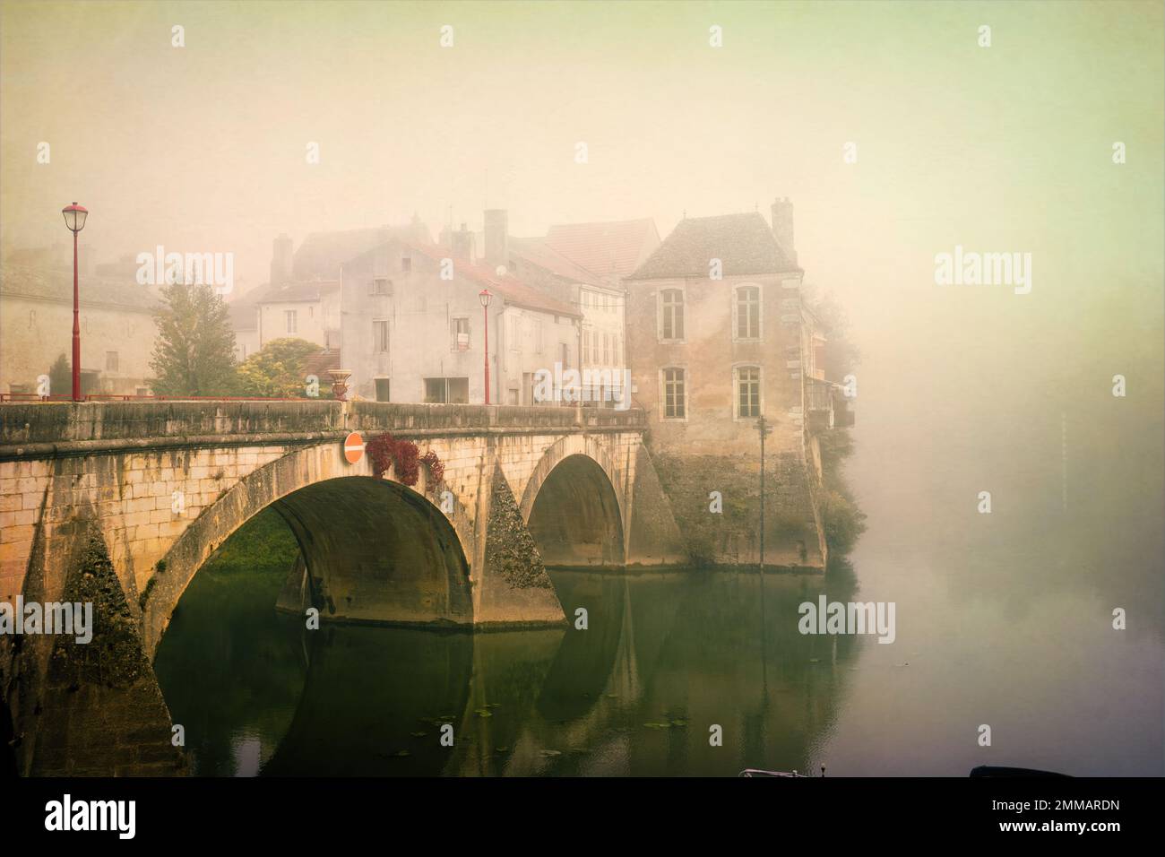 Le pont de Verdun-sur-le-Doubs dans la brume matinale Banque D'Images