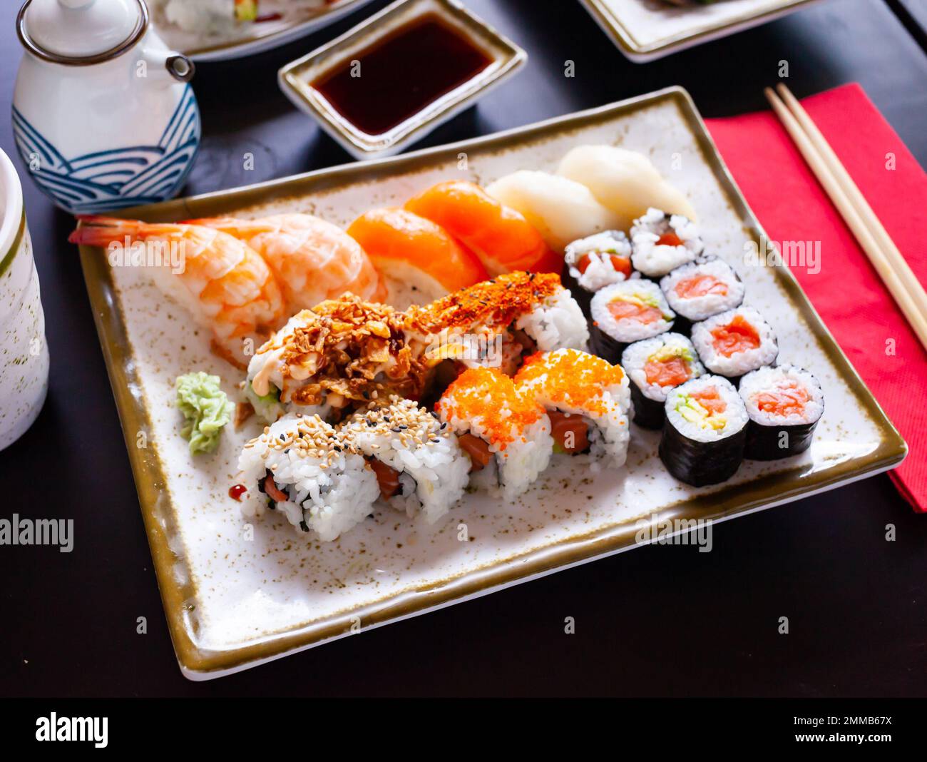 Sushi combiné - californie, nigiri, variado en gros plan Banque D'Images