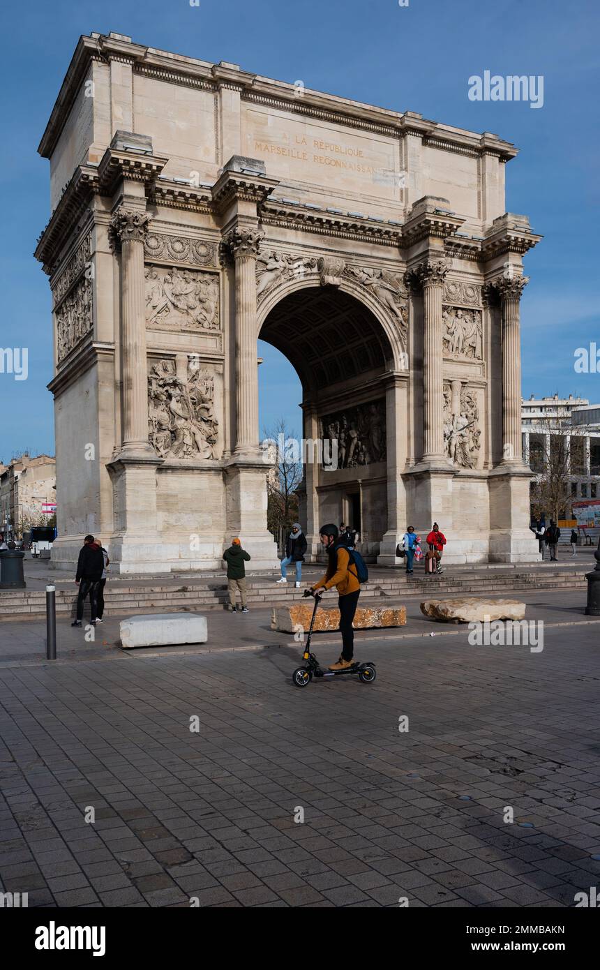 Marseille, Provence, France, 12 31 2022 - Arc de Triomphe au rond-point animé du centre-ville Banque D'Images