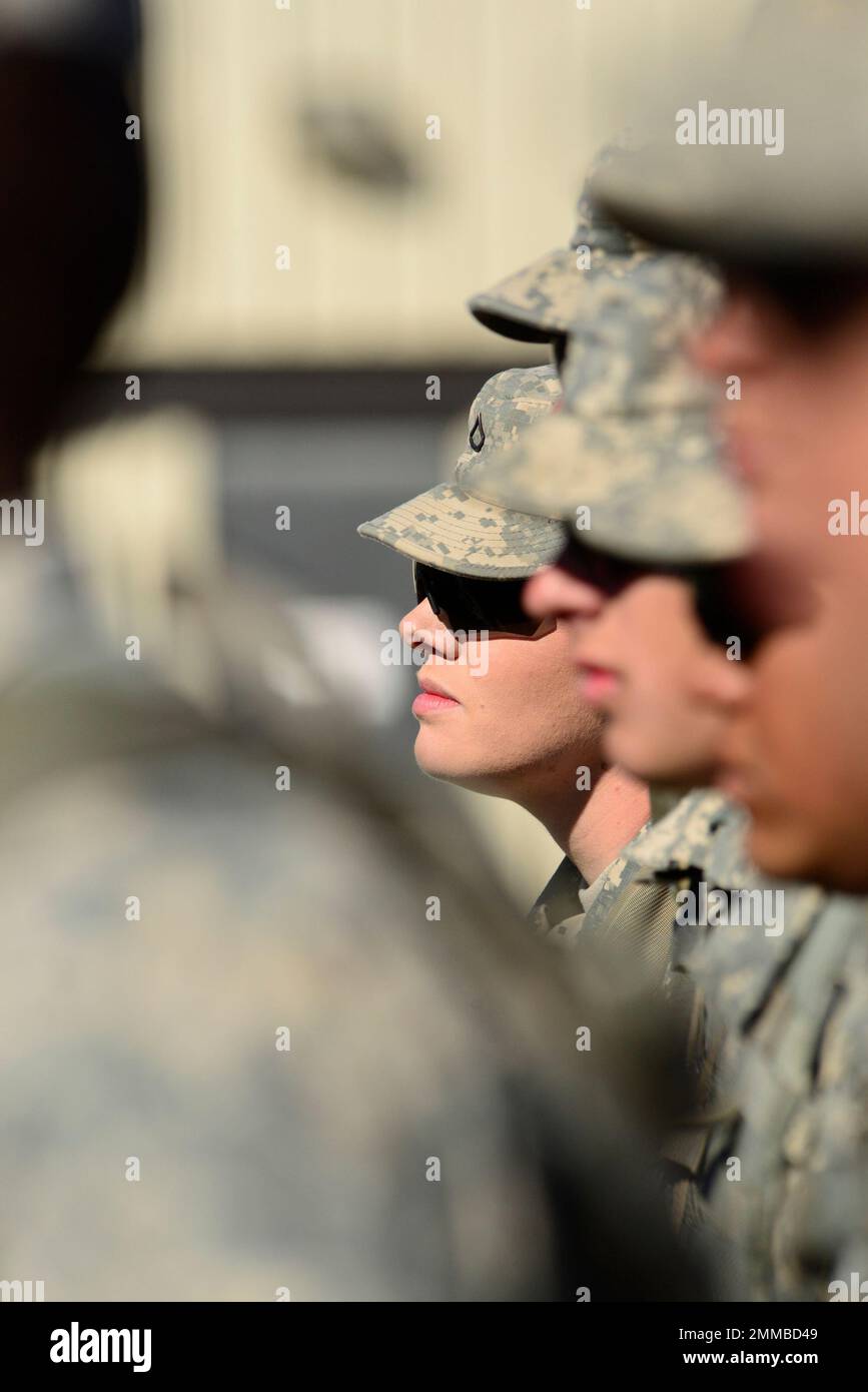 Première classe privée Katherine Beatty est devenue les États-Unis La première femme de l'armée, 13B canonniers, s'est entraînée sur l'obusier M119A3. Banque D'Images