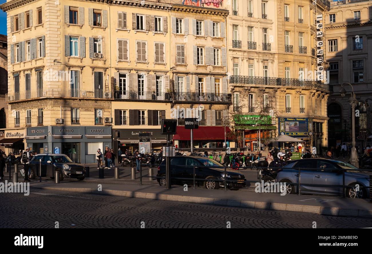 Marseille, Provence, France, 12 31 2022 - restaurants dans le vieux port du centre-ville Banque D'Images