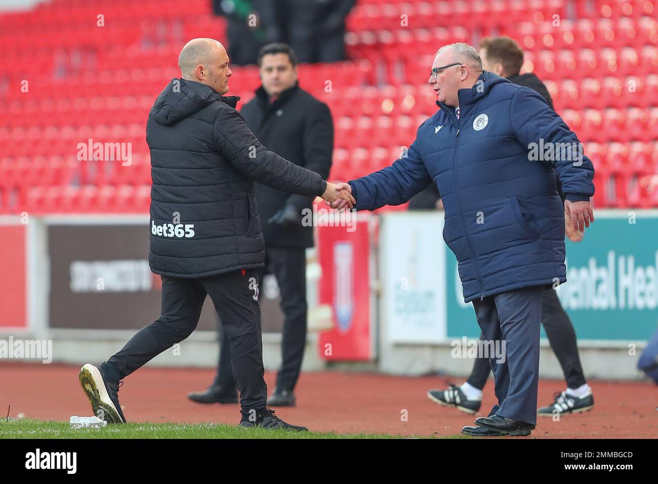 Alex Neil, directeur de Stoke City et Steve Evans, directeur de Stevenage shake Hands après le match de quatrième tour de la coupe Emirates FA Stoke City vs Stevenage au stade Bet365, Stoke-on-Trent, Royaume-Uni, 29th janvier 2023 (photo de Gareth Evans/News Images) Banque D'Images