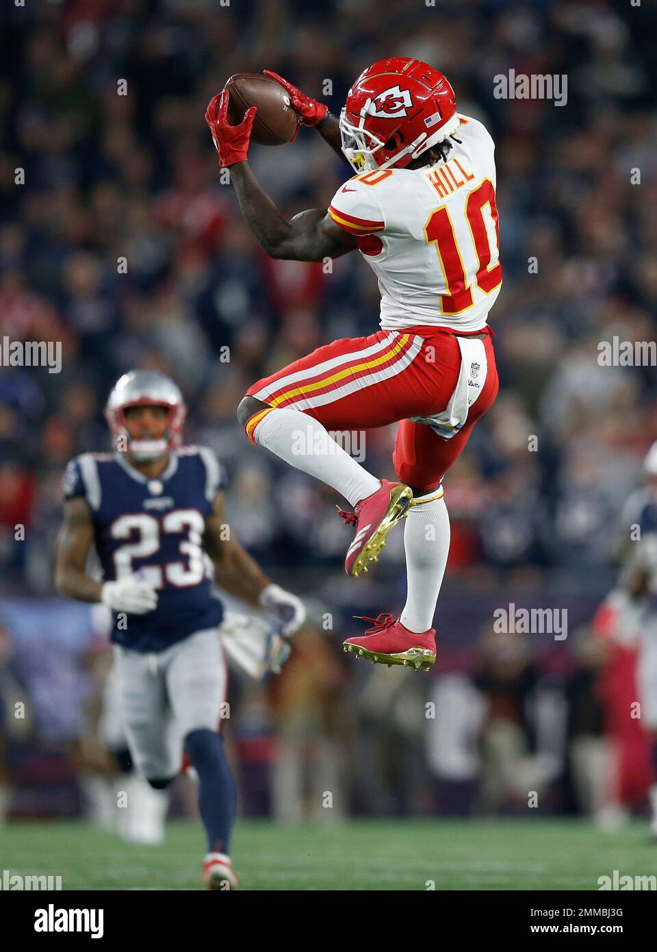 Kansas City Chiefs wide receiver Tyreek Hill (10) catches a pass that he ran in for a touchdown during the second half of an NFL football game against the New England Patriots, Sunday, Oct. 14, 2018, in Foxborough, Mass. (AP Photo/Michael Dwyer) Banque D'Images