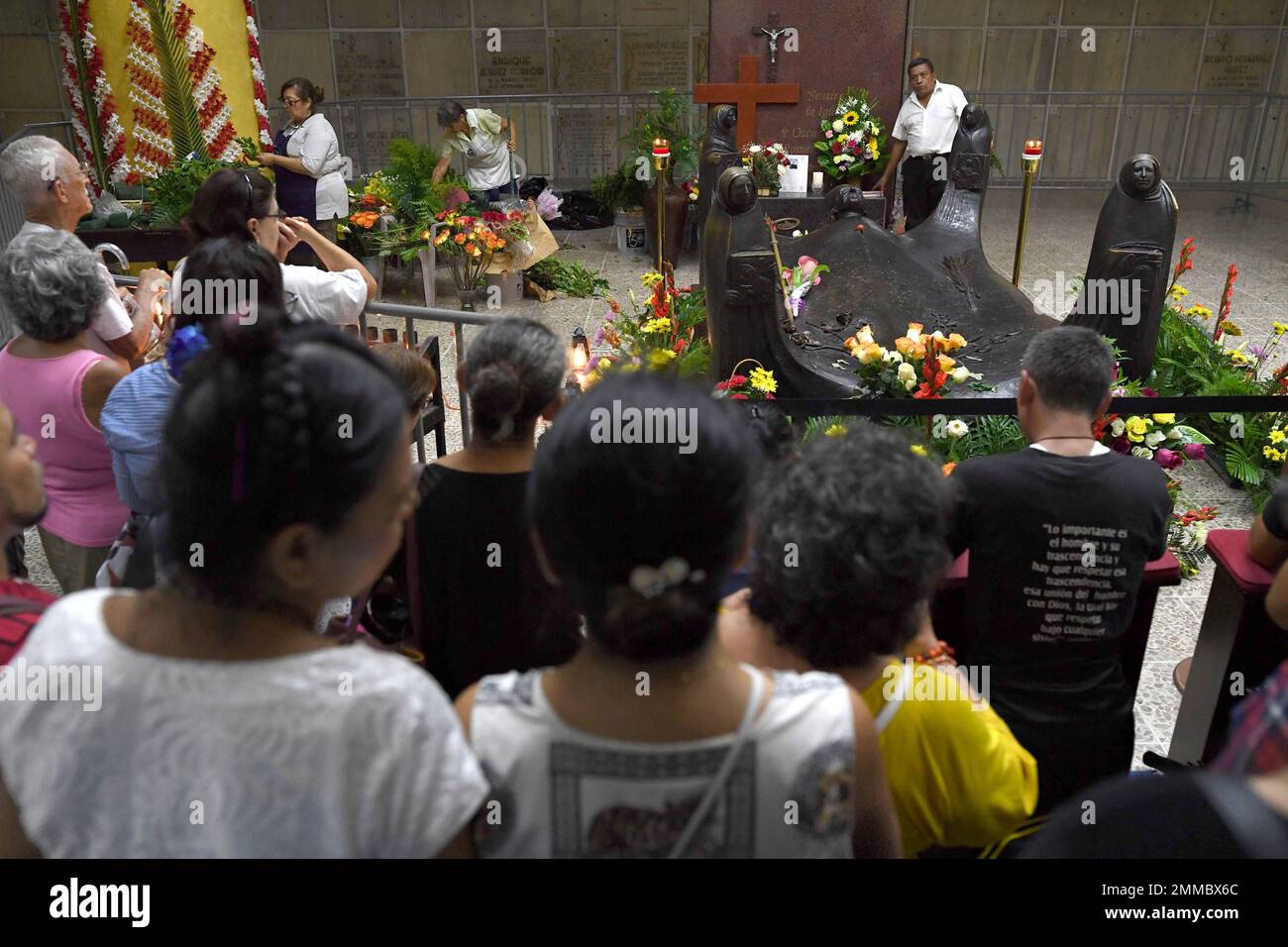 People pray in front of the tomb of Archbishop Oscar Arnulfo Romero, at the Metropolitan Cathedral, in San Salvador, El Salvador, Saturday, Oct. 13, 2018. Pope Francis will canonize two of the most important and contested figures of the 20th-century Catholic Church, declaring Pope Paul VI and the martyred Salvadoran Archbishop Oscar Romero as models of saintliness for the faithful today.(AP Photo/Salvador Melendez) Banque D'Images