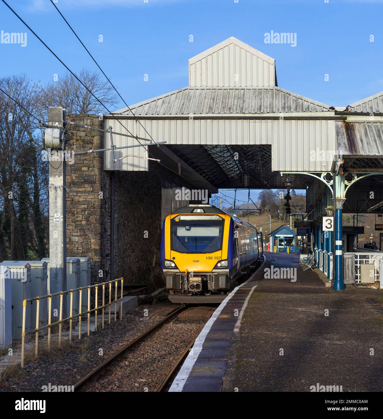 Northern Rail train CAF classe 195 à Oxenholme la gare de Lake District attendant de partir avec un train de branche Windermere Banque D'Images