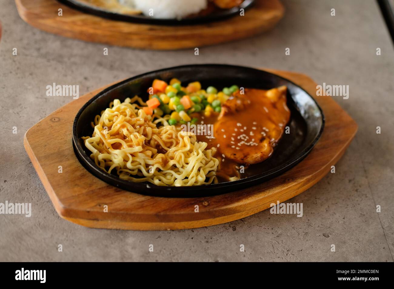 Gros plan d'un bol de nouilles soba avec des tranches de rôti de bœuf. Cuisine asiatique Banque D'Images