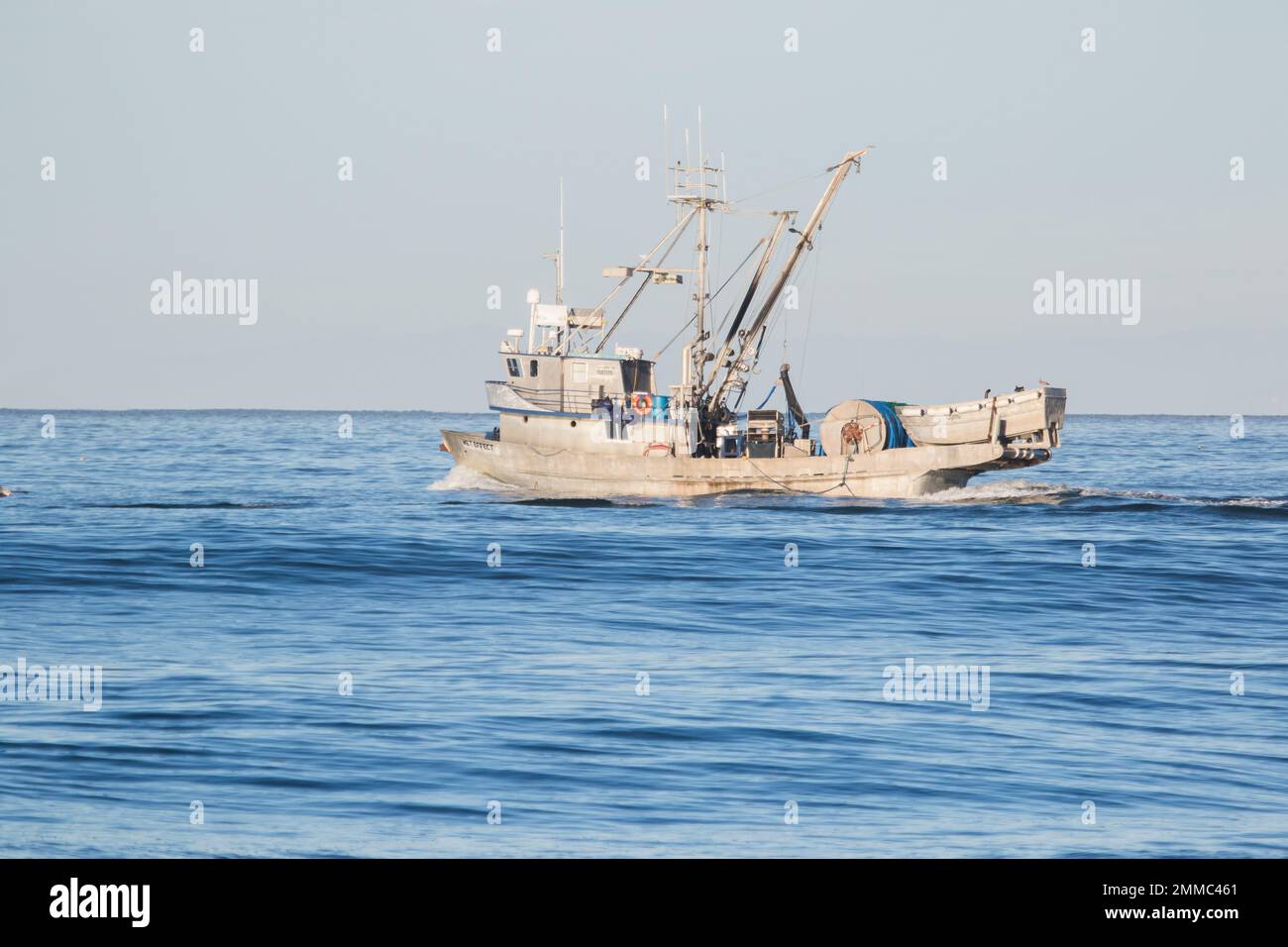 Bateau de pêche en mer au large de la côte de Ventura en Californie, États-Unis Banque D'Images
