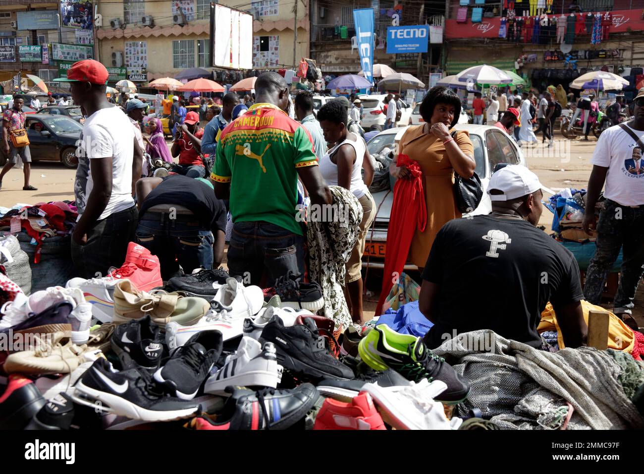 Pedestrians shop for clothes at Mokolo Market in Yaounde, Cameroon, Thursday Oct. 11, 2018. Cameroon continues to wait for results of Sunday's presidential election that Africa's oldest leader is widely expected to win. (AP Photo/Sunday Alamba) Banque D'Images