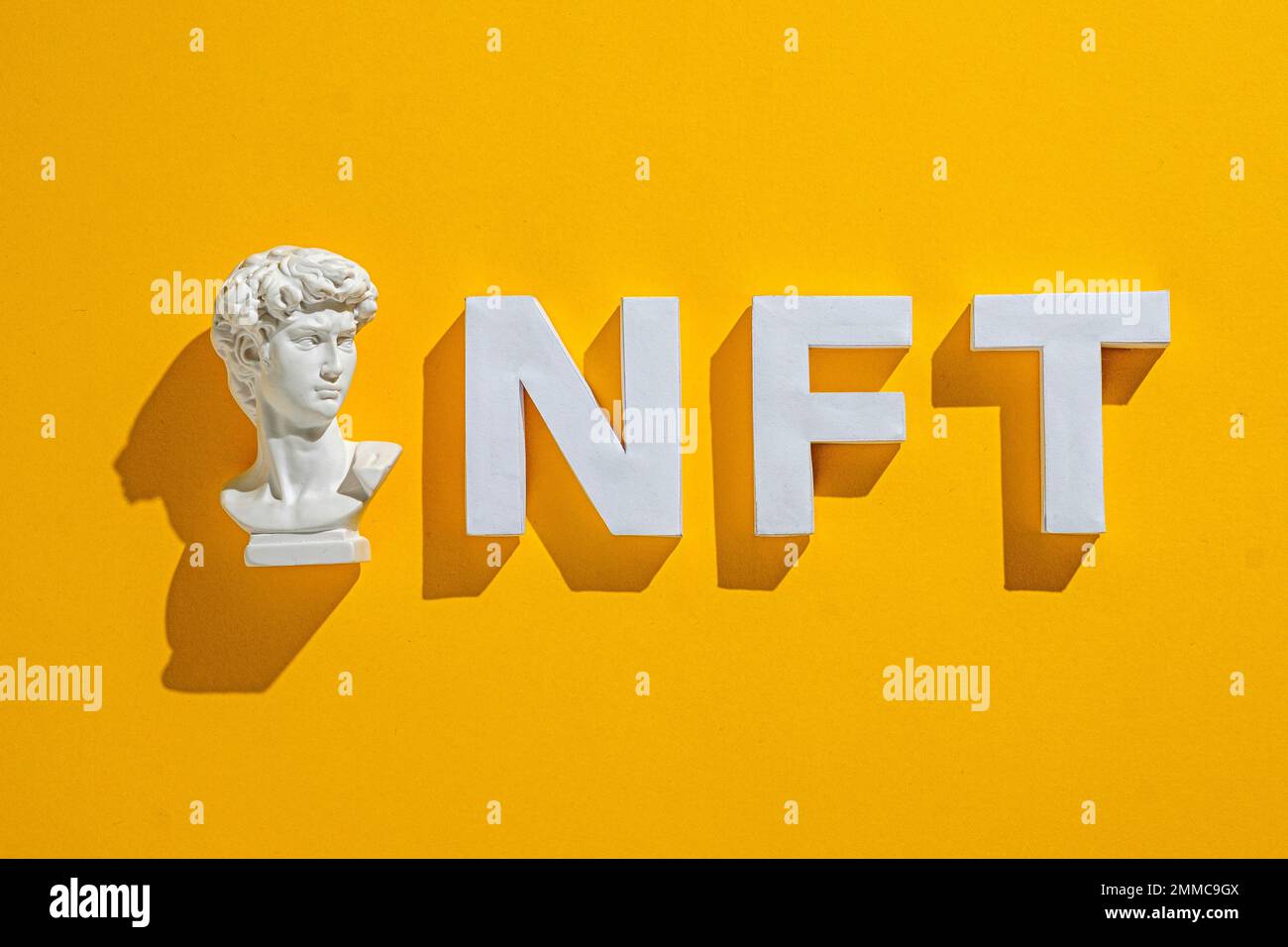 David statue buste et NFT 3D texte sur un fond lumineux comme un concept de l'art crypto et de la finance et de la technologie de l'avenir. Photo de haute qualité Banque D'Images