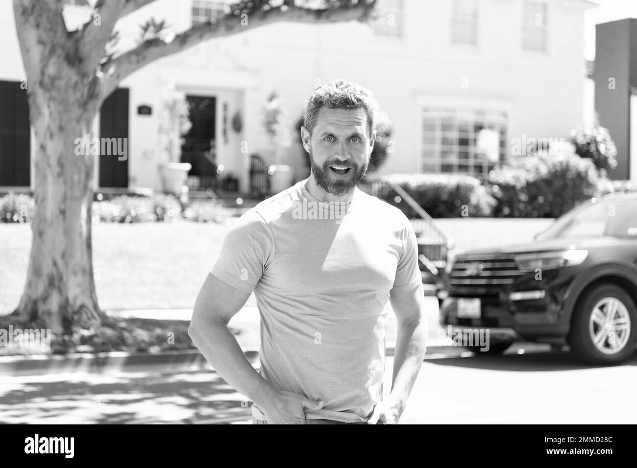 sentiments positifs et émotions. homme réussi en plein air. heureux stupéfié homme barbu Banque D'Images
