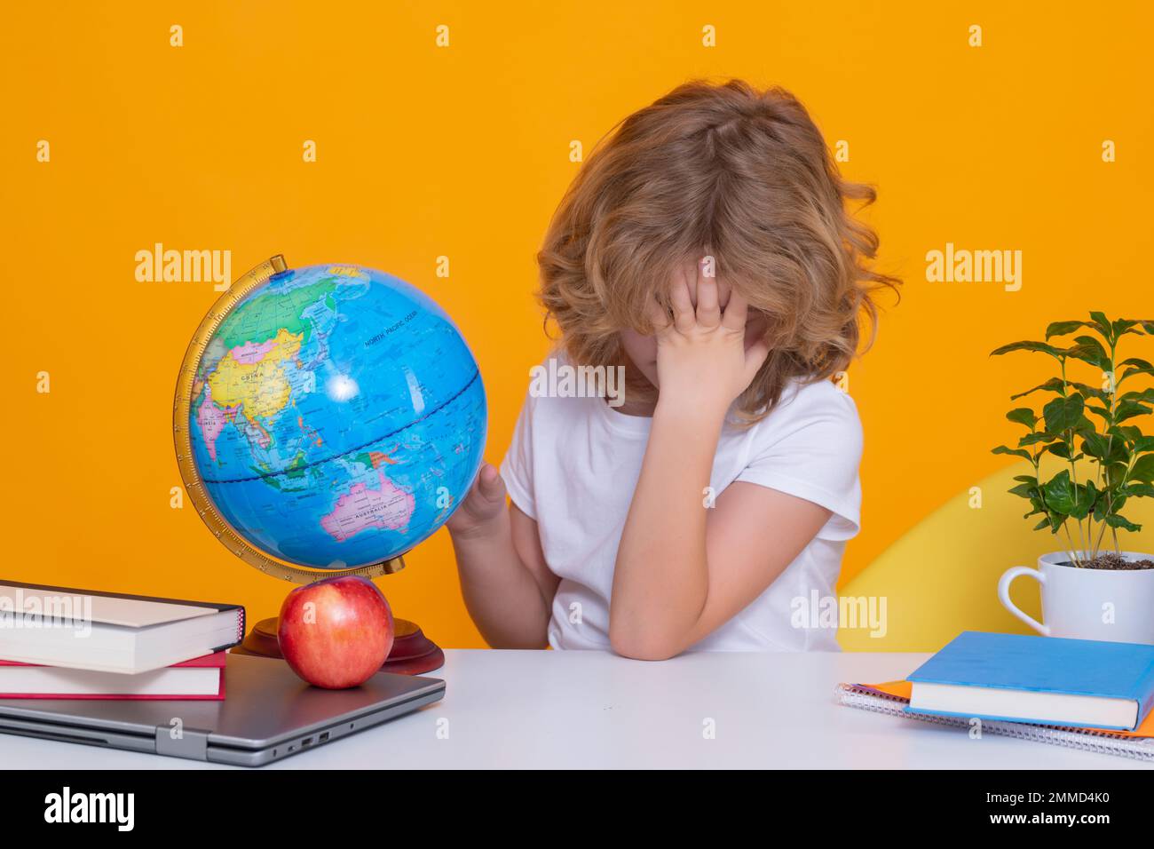 École enfant étudiant en classe, étudier la langue anglaise à l'école. Enfant de l'école primaire. Portrait de l'apprentissage drôle d'élève. Banque D'Images