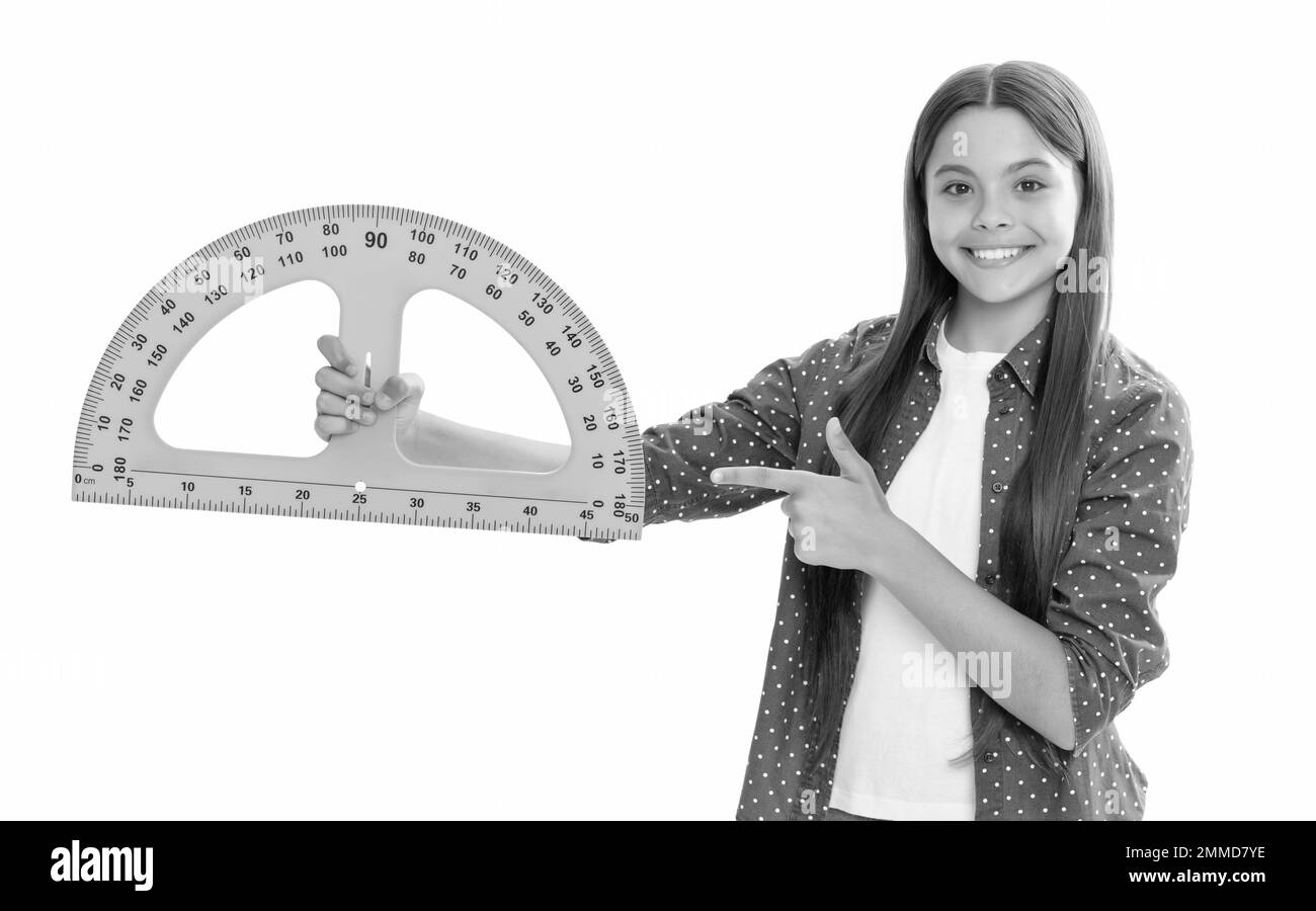 bonne adolescente pointant le doigt sur protracteur étude mathématique à l'école isolée sur blanc, l'éducation Banque D'Images