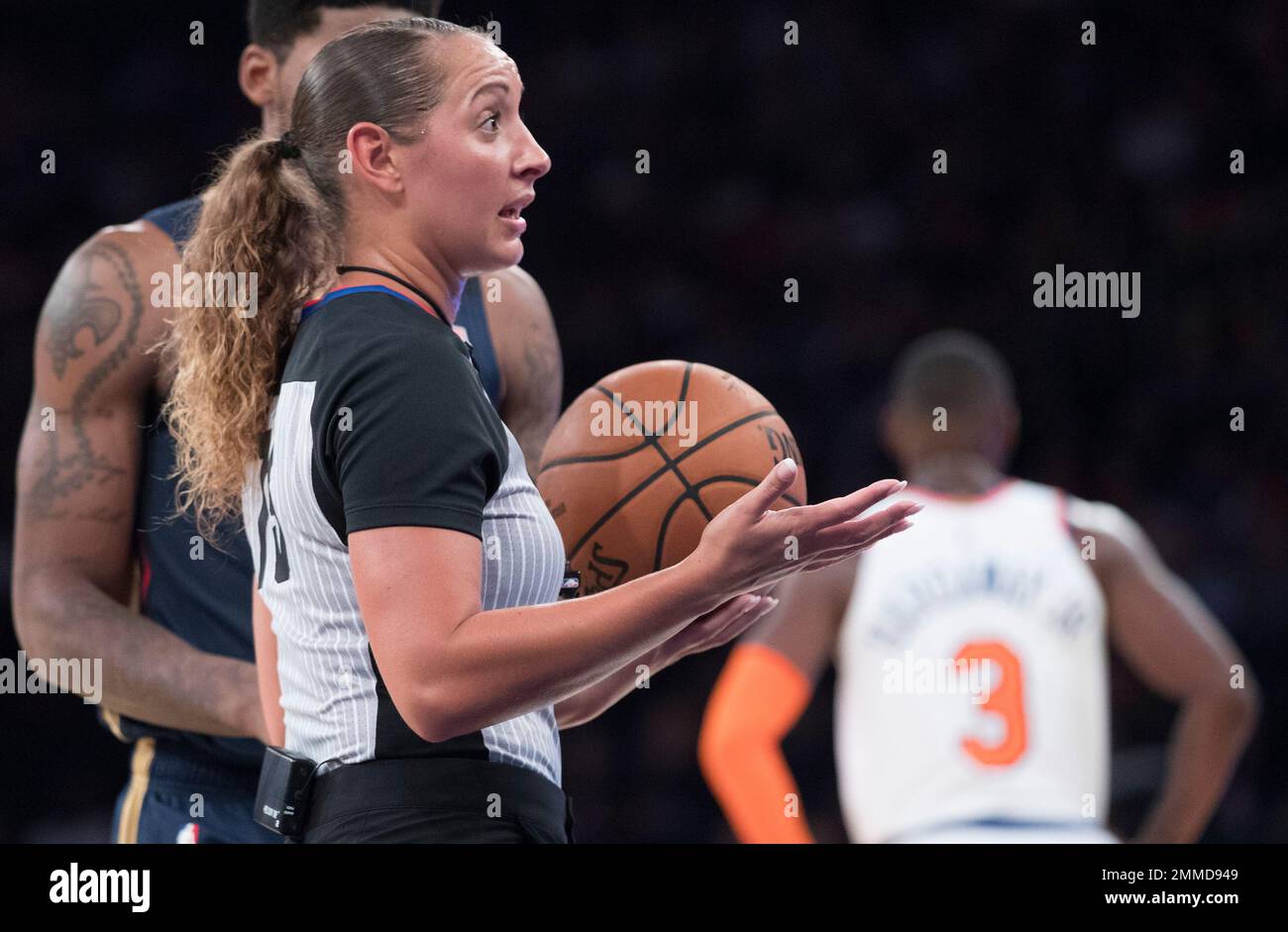 Referee Ashley Moyer-Gleich talks to a player during the first half of an NBA preseason basketball game between the New York Knicks and the New Orleans Pelicans, Friday, Oct. 5, 2018, at Madison Square Garden in New York. (AP Photo/Mary Altaffer) Banque D'Images