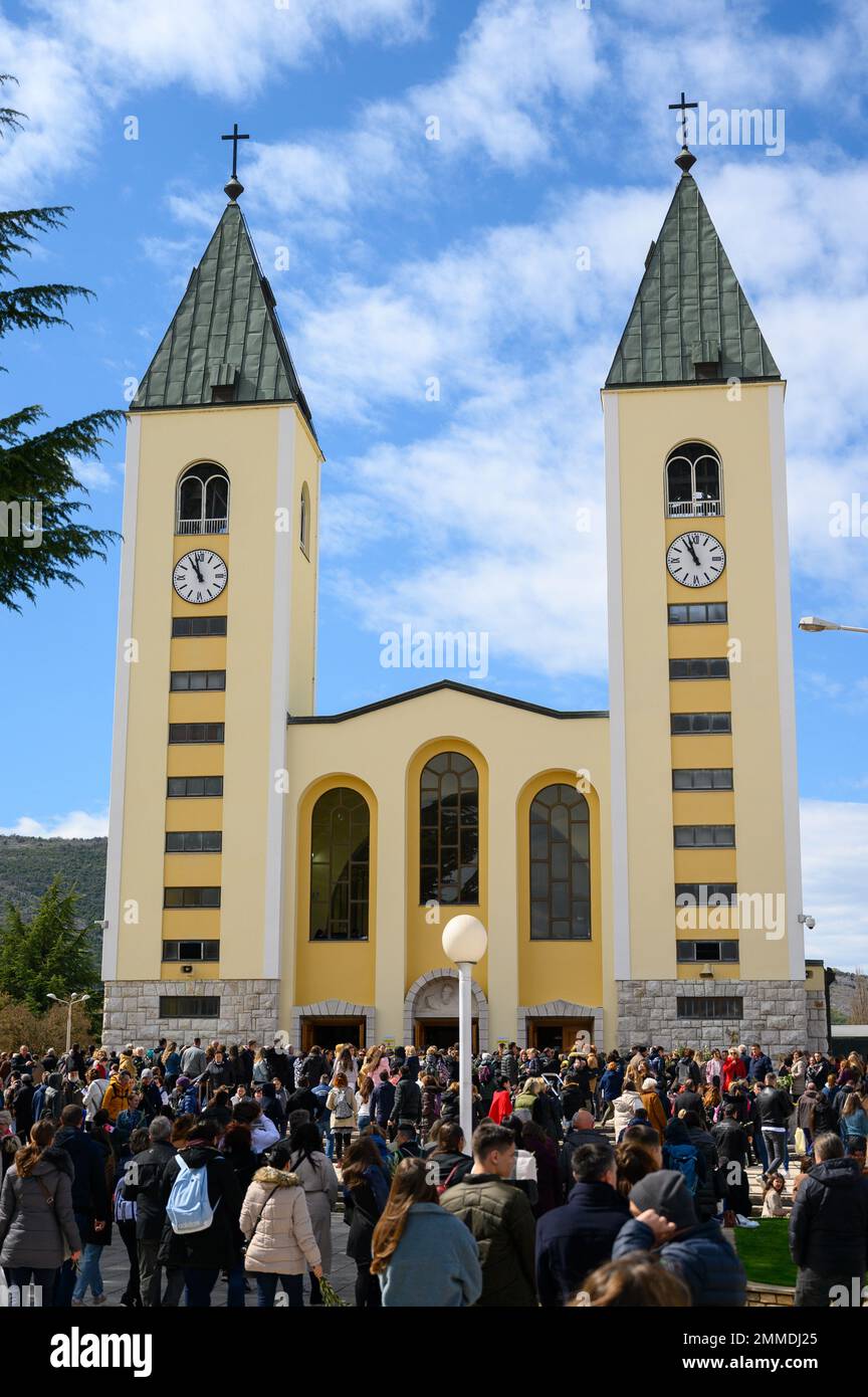 Procession des gens vers l'église Saint-Jacques le dimanche des palmiers à Medjugorje, en Bosnie-Herzégovine. Banque D'Images